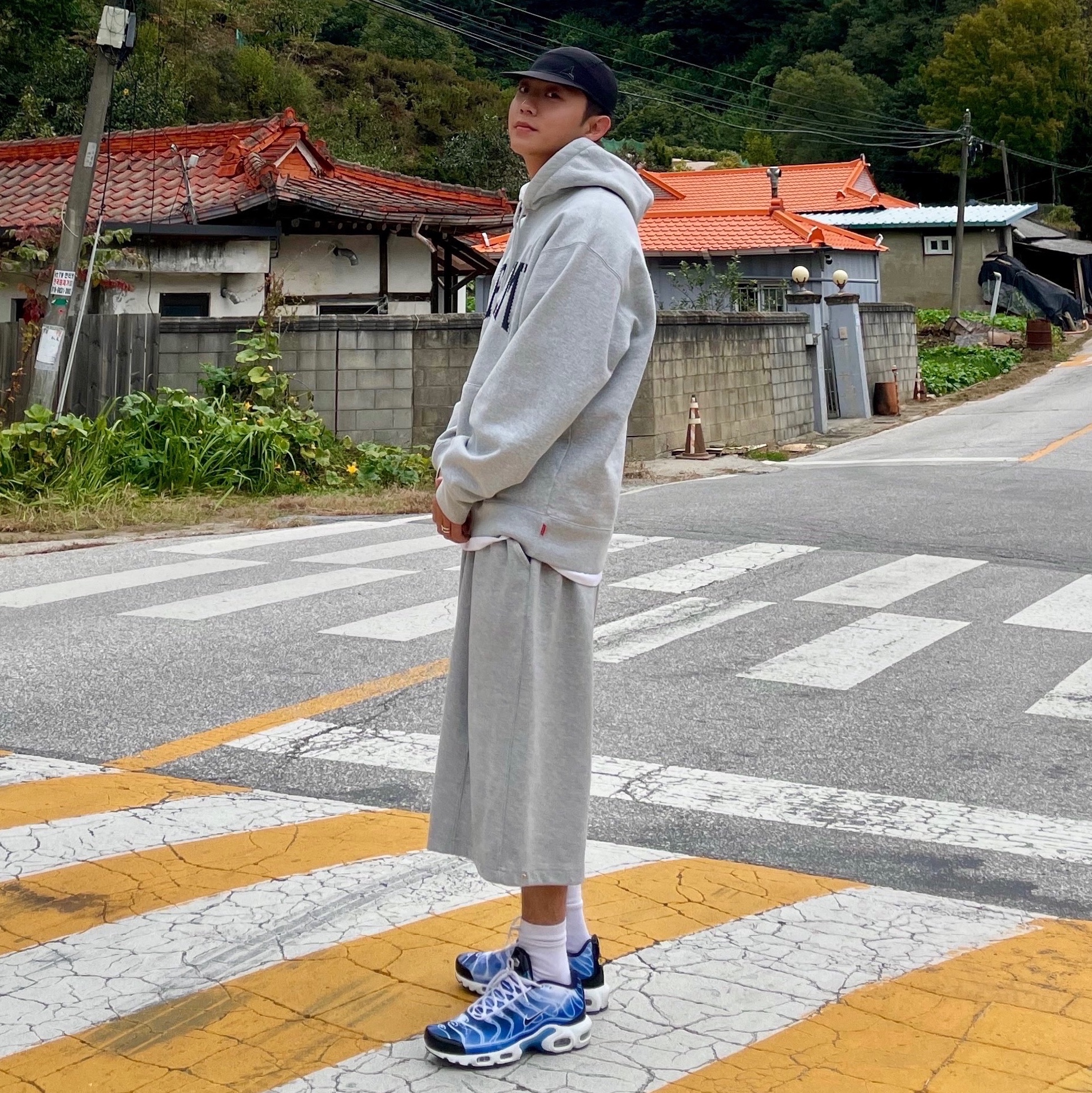 Supreme Rhinestone Shadow Hooded Sweatshirt Heather Grey - 22FW, Roa Hiking Cap Black 착용 스타일 - 1