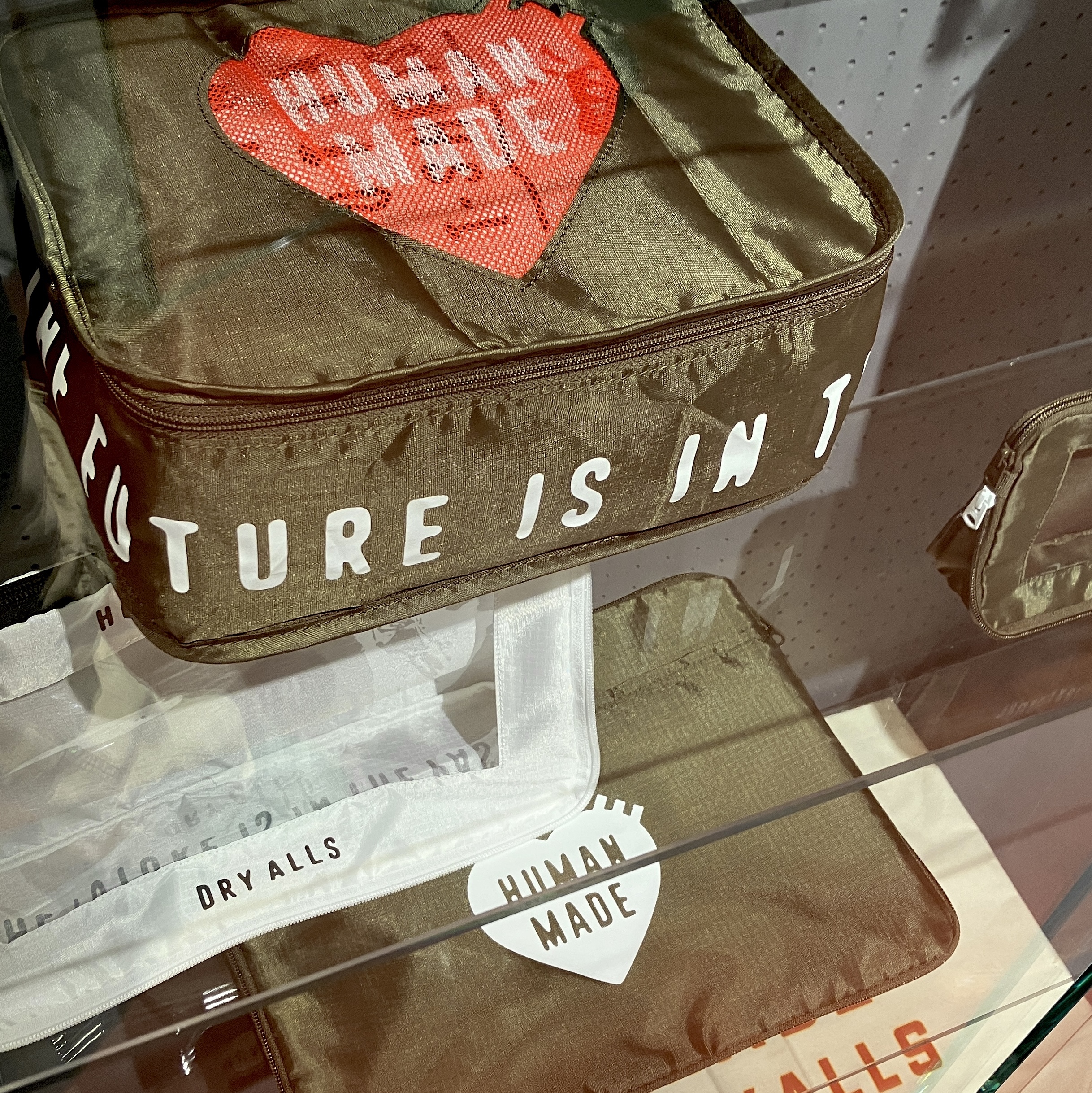 Human Made Gusset Case Medium Olive Drab, Human Made Travel Case Large Olive Drab 착용 스타일