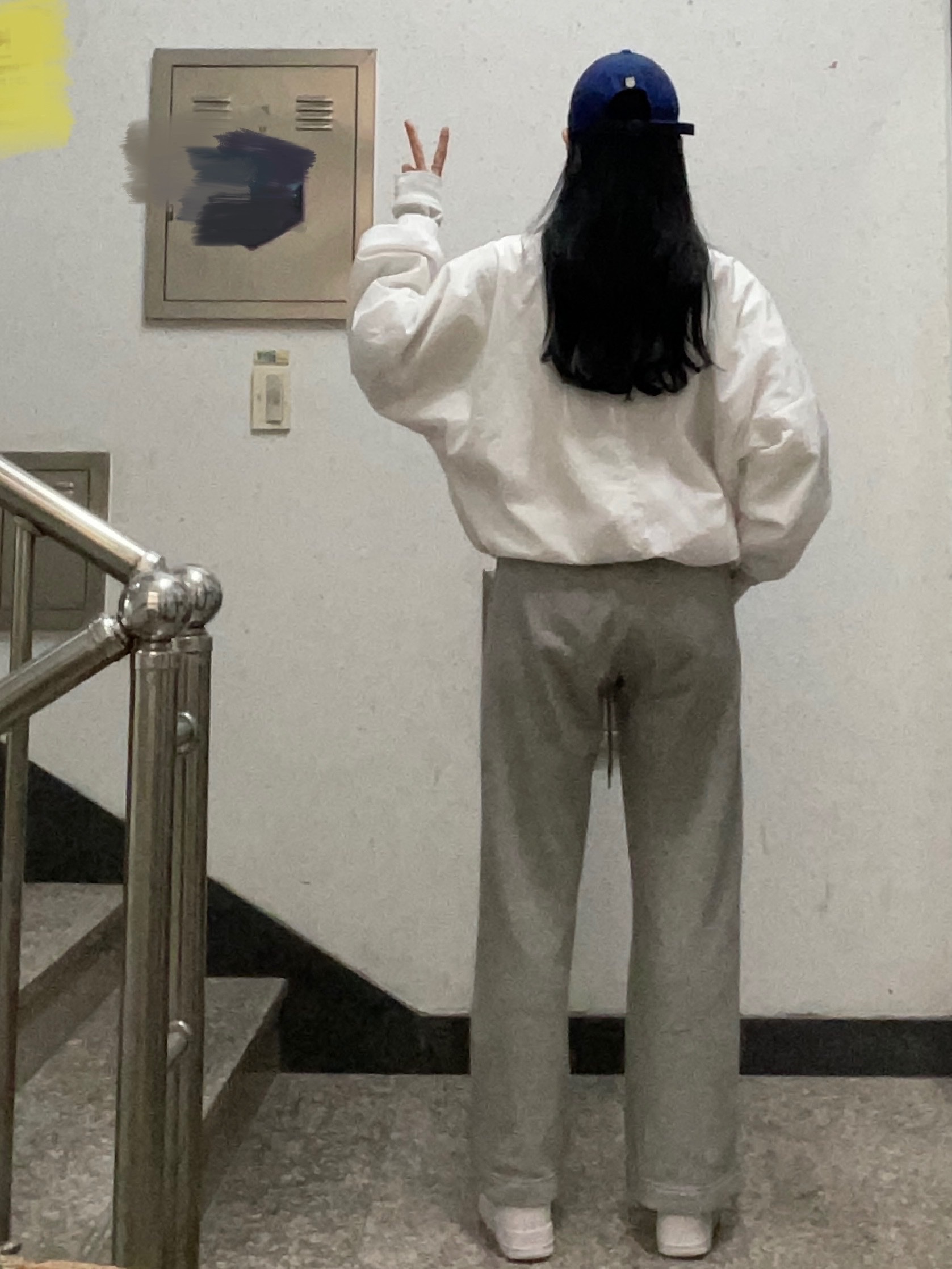 (W) Nike NSW Essential Woven Jacket White - Asia, (W) Nike Club Fleece Pants Grey - US/EU 착용 스타일 - 2