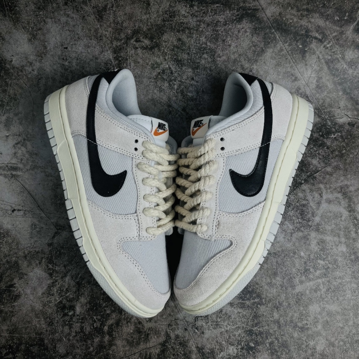 Nike Dunk Low SE Photon Dust and Summit White 착용 스타일 - 1