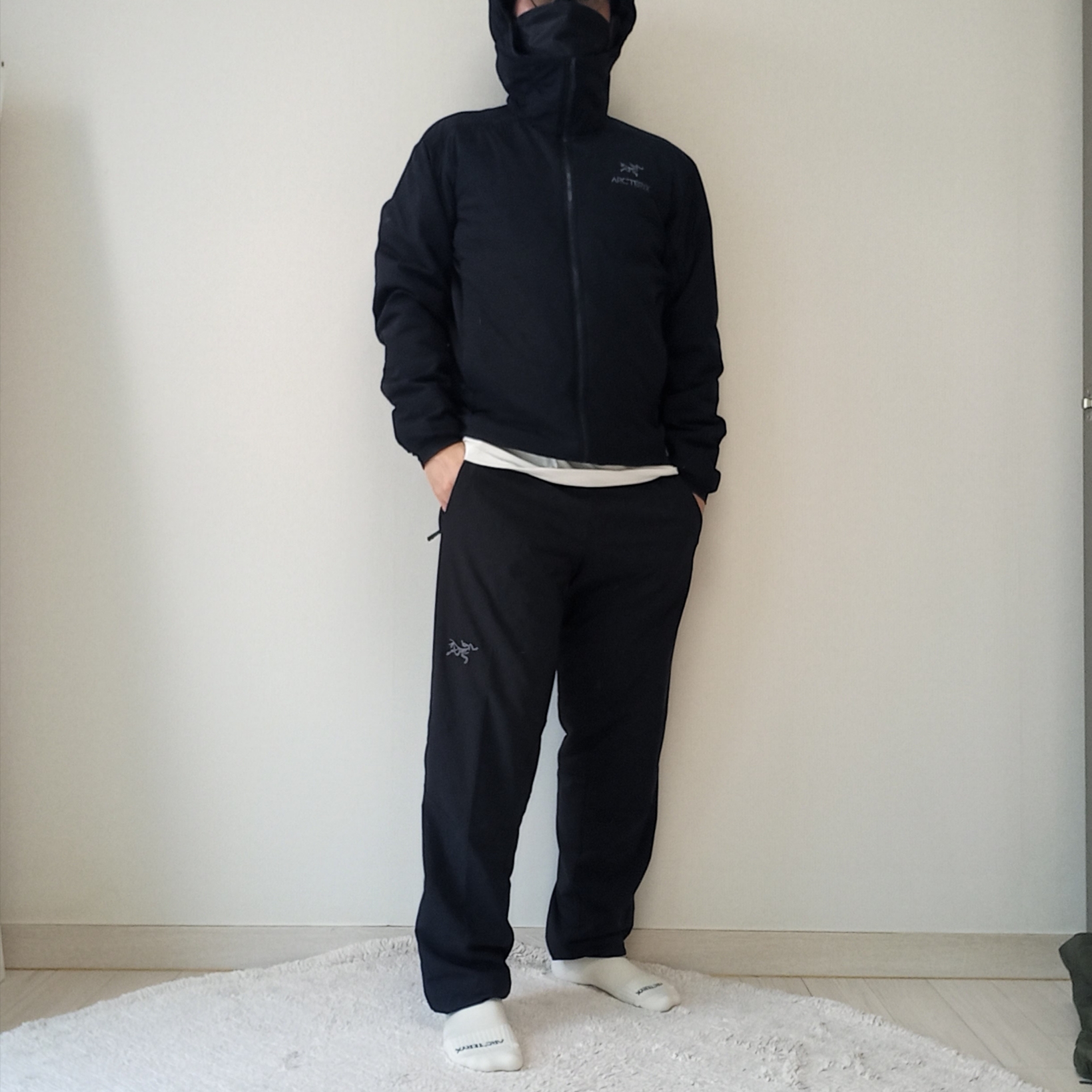 Arc'teryx Atom Hoody Black, Arc'teryx Arc'Multi Bird Logo LS T-Shirt White Light 착용 스타일 - 1