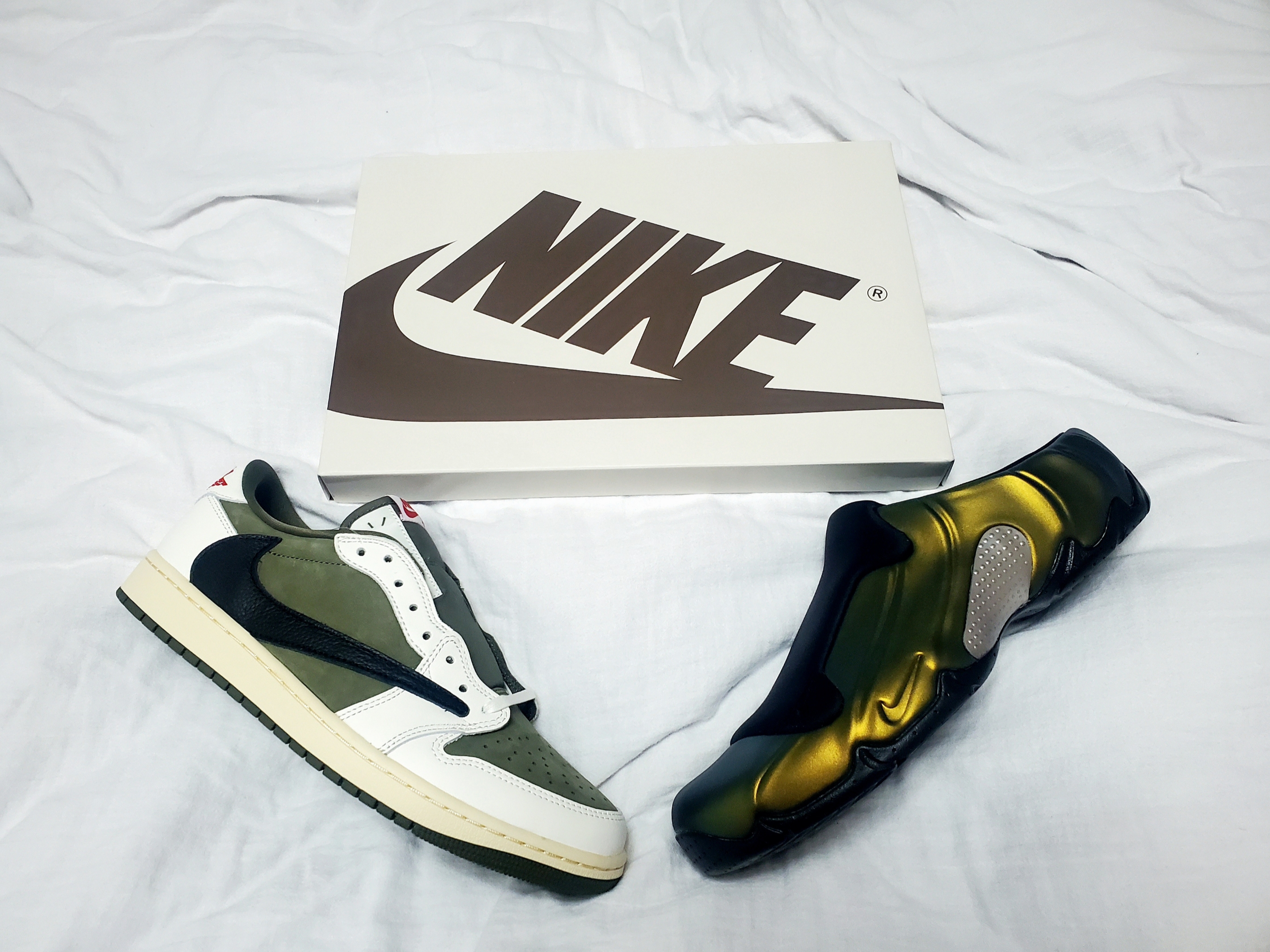 Jordan 1 x Travis Scott Retro Low OG SP Reverse Olive, Nike Clogposite Black and Metallic Gold 착용 스타일