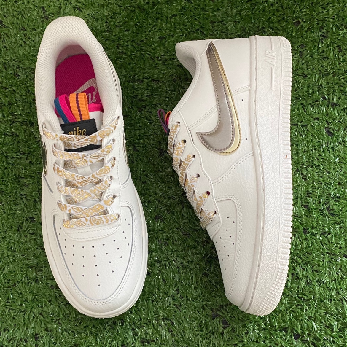 (GS) Nike Air Force 1 LV8 White Metallic Pewter 착용 스타일 - 1