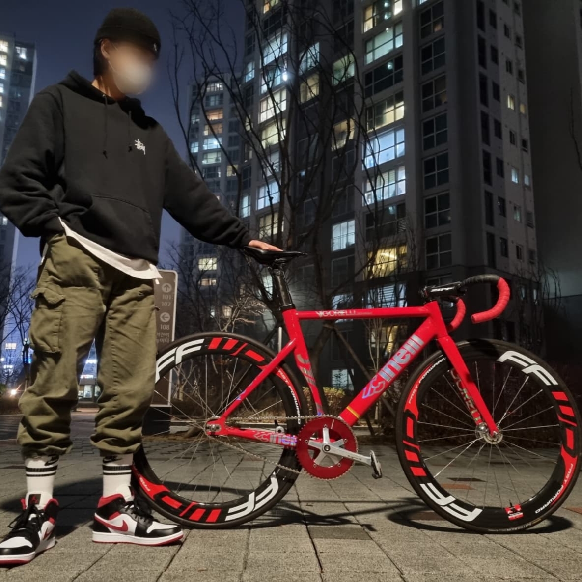 Jordan 1 Mid Gym Red Black White, Stussy Basic Stussy Hoodie Black 착용 스타일 - 2