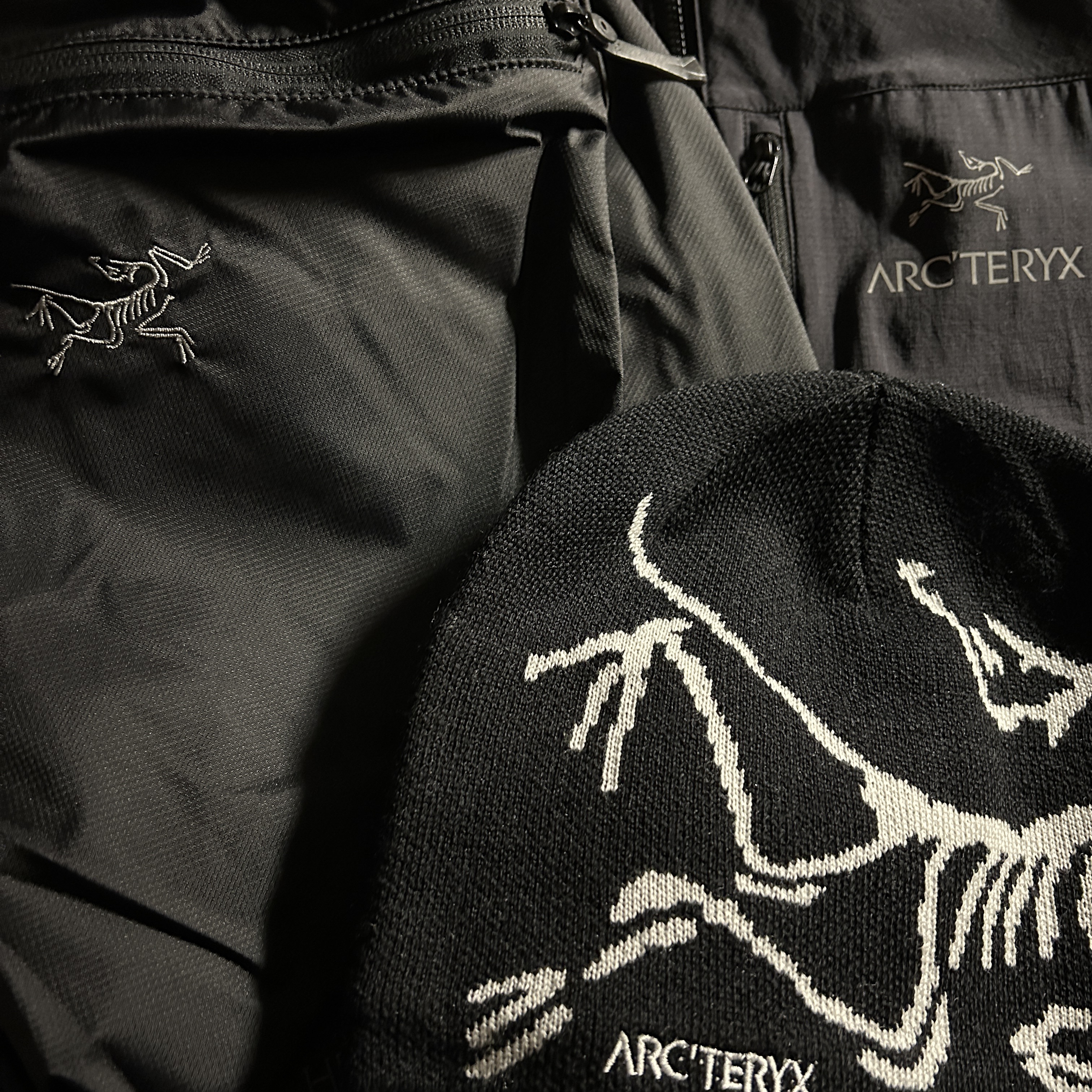 Arc'teryx Bird Head Toque Orca, Arc'teryx Heliad 15 Backpack Black 착용 스타일