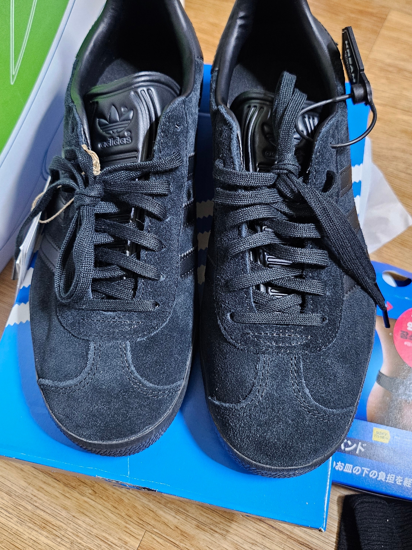 Adidas Gazelle Triple Black 착용 스타일