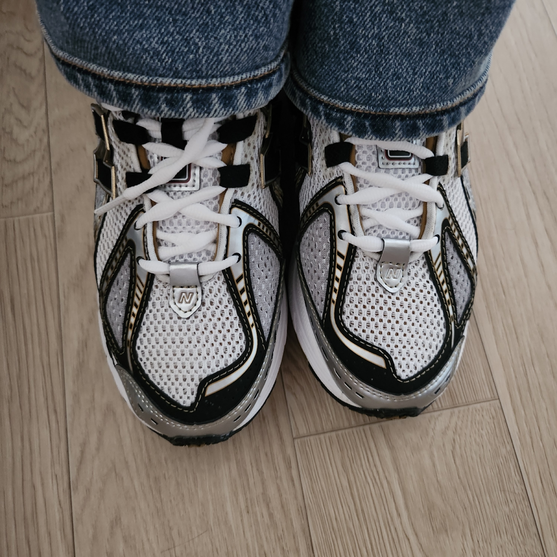 New Balance 1906R White Gold 착용 스타일