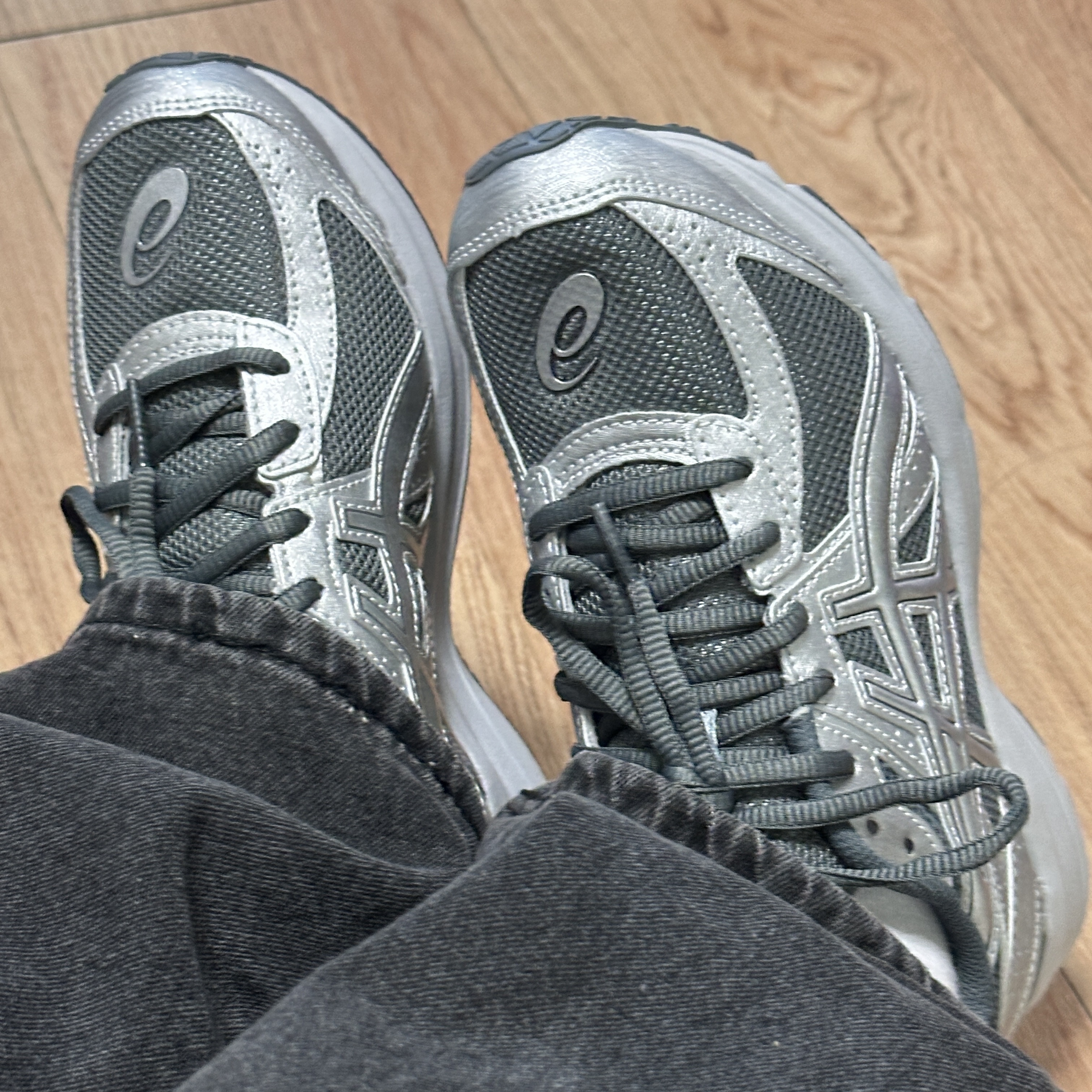 Asics Jog 100 S SMU Sheet Rock Pure Silver - 2E Wide 착용 스타일
