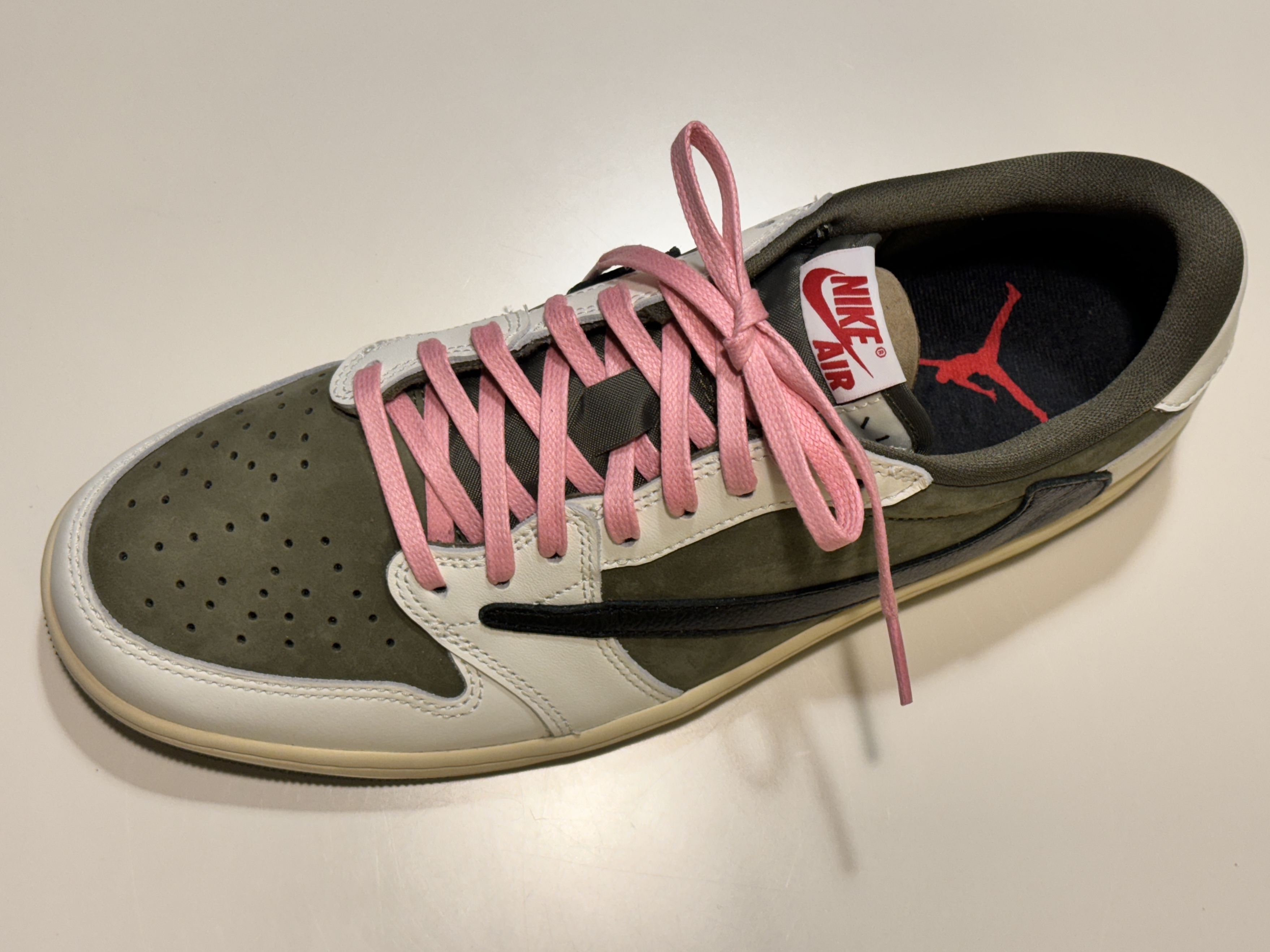 Jordan 1 x Travis Scott Retro Low OG SP Reverse Olive 착용 스타일