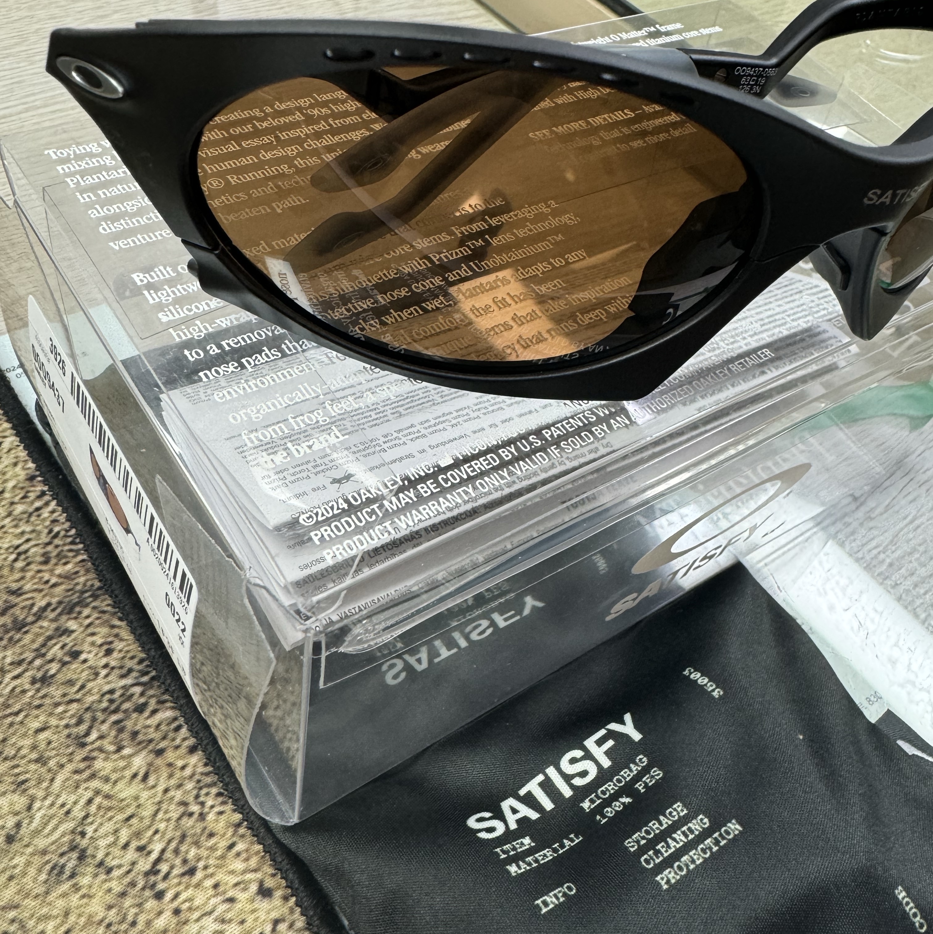Oakley x Satisfy Plantaris Matte Black 착용 스타일