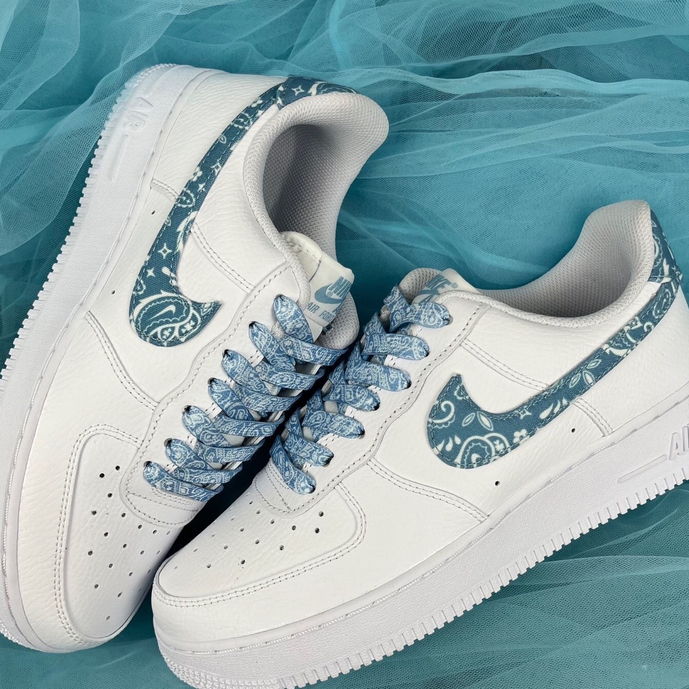 (W) Nike Air Force 1 '07 Essential Paisley Swoosh White Worn Blue 착용 스타일 - 3