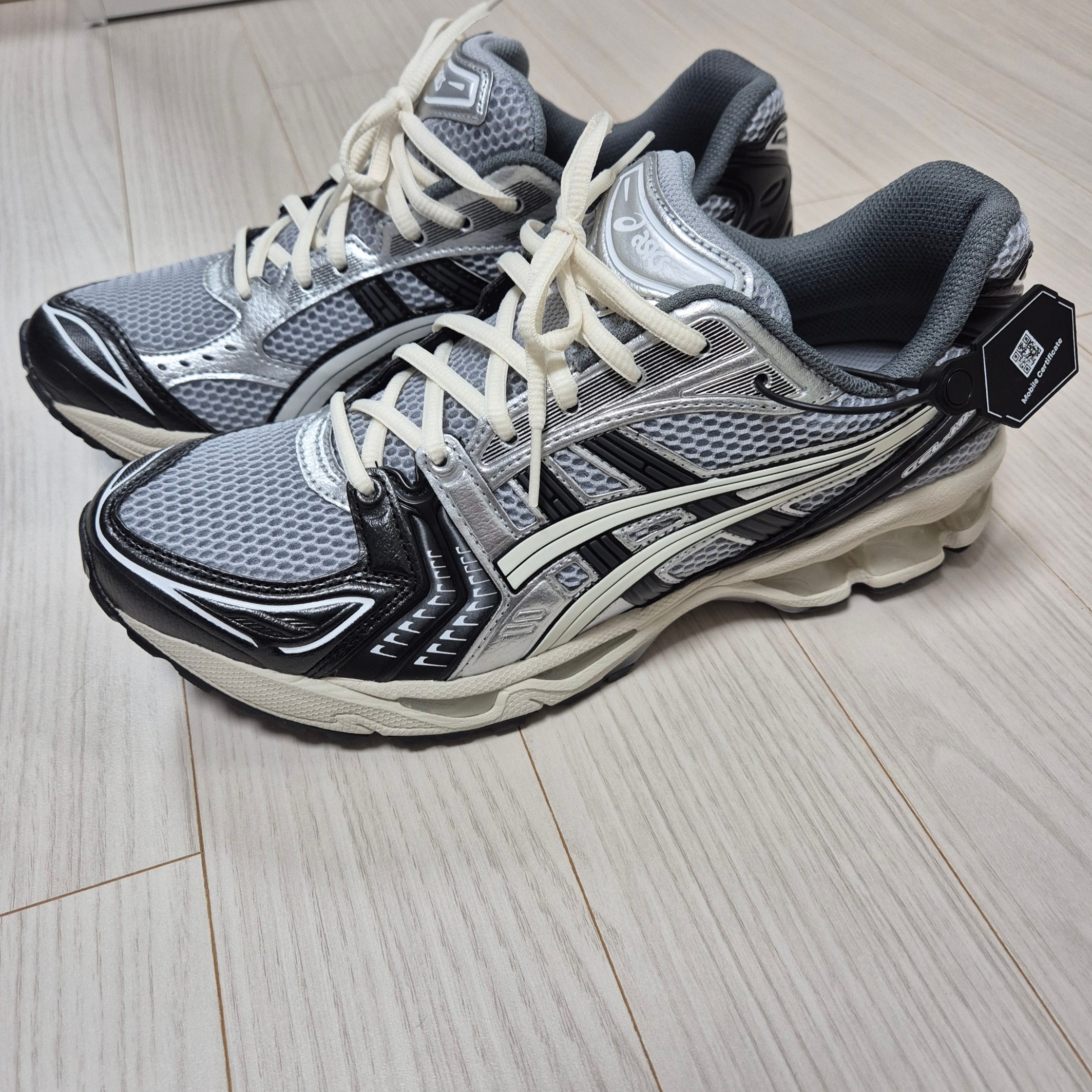Asics Gel-Kayano 14 Black Glacier Grey 착용 스타일