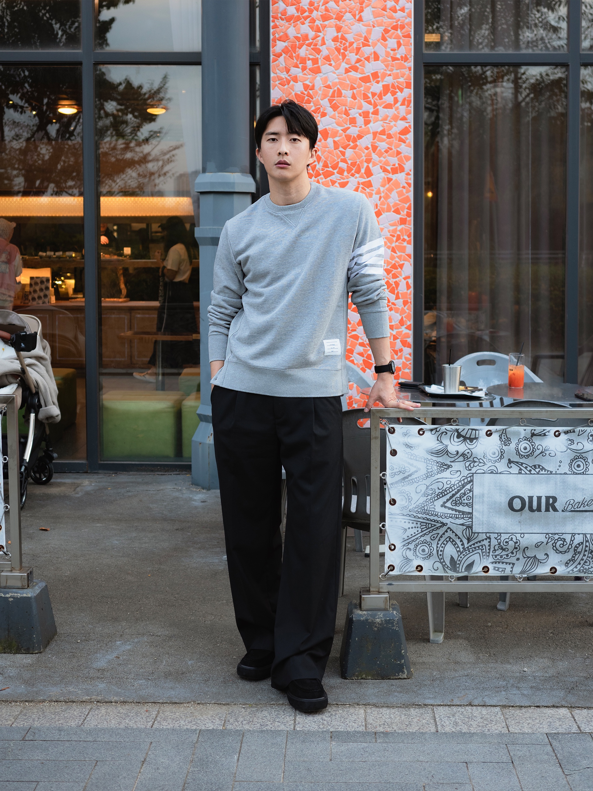 Thom Browne Engineered 4-Bar Sweatshirt Light Grey 착용 스타일 - 3