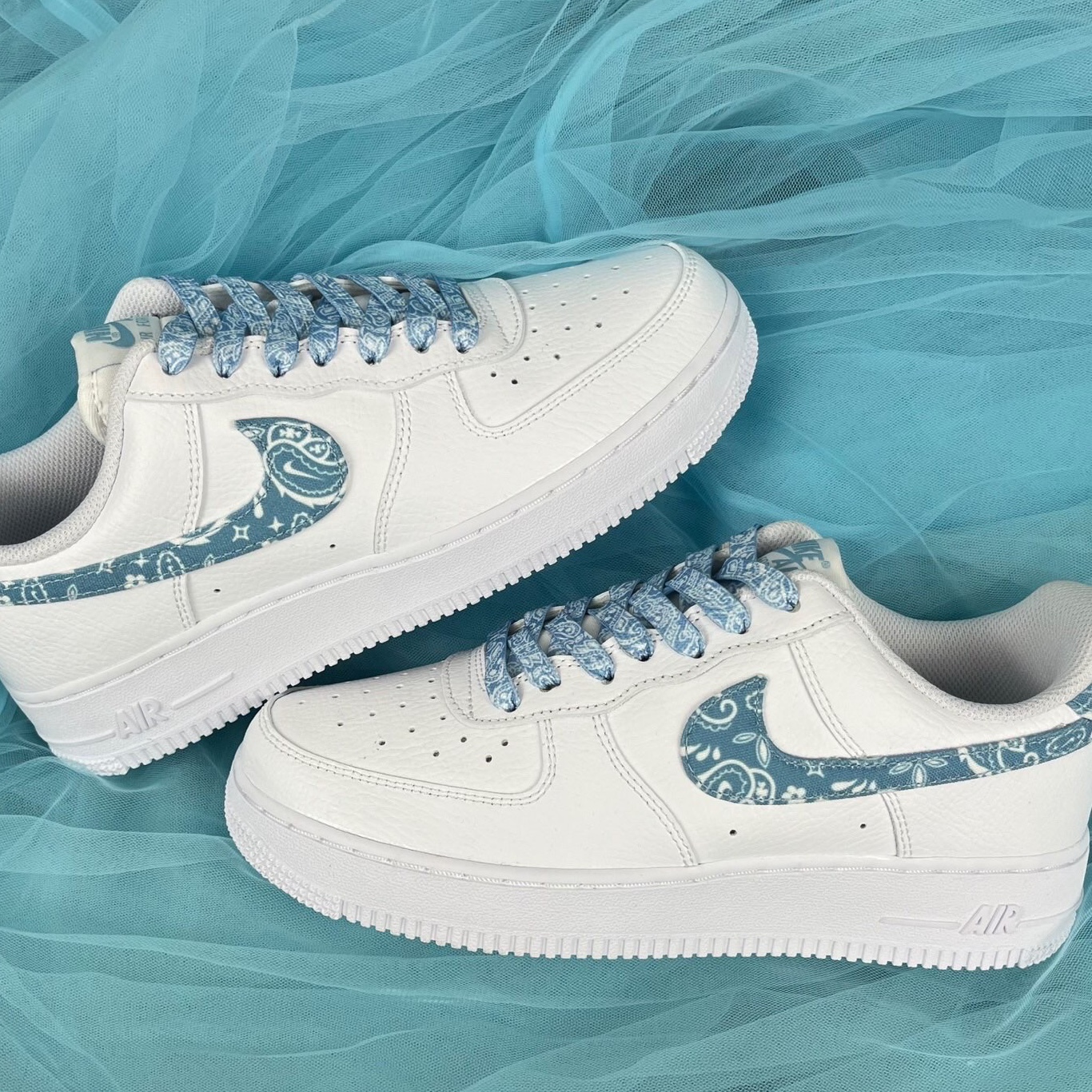 (W) Nike Air Force 1 '07 Essential Paisley Swoosh White Worn Blue 착용 스타일 - 1