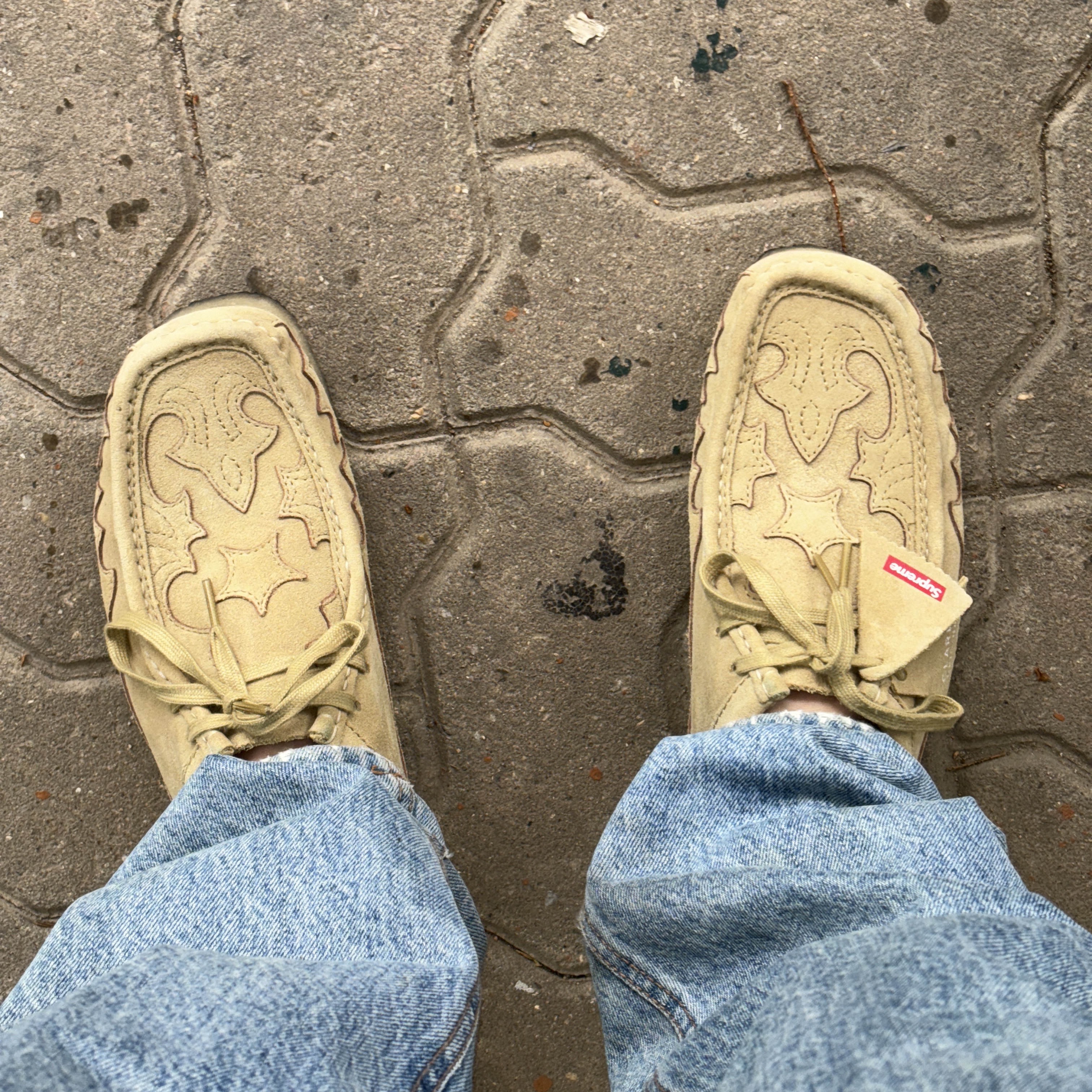 Clarks x Supreme Wallabee Tan 착용 스타일 - 1