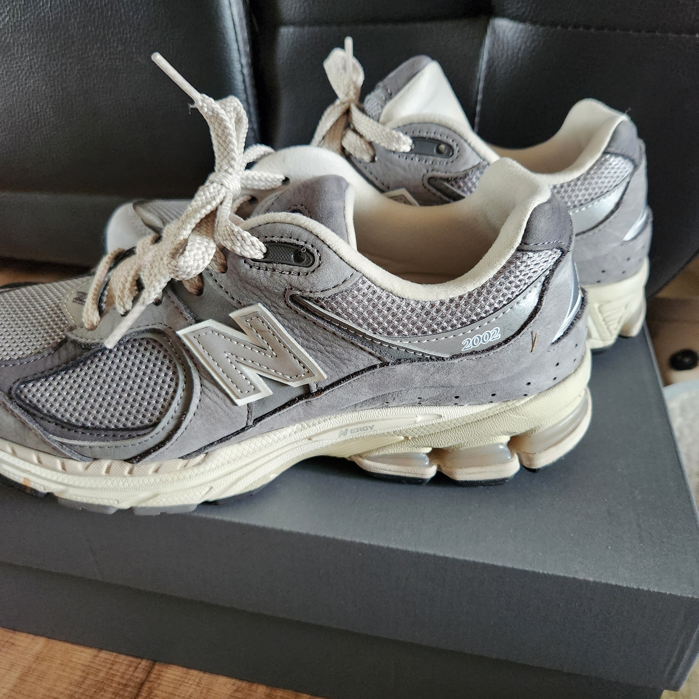 New Balance 2002R Premium Vintage Grey 착용 스타일