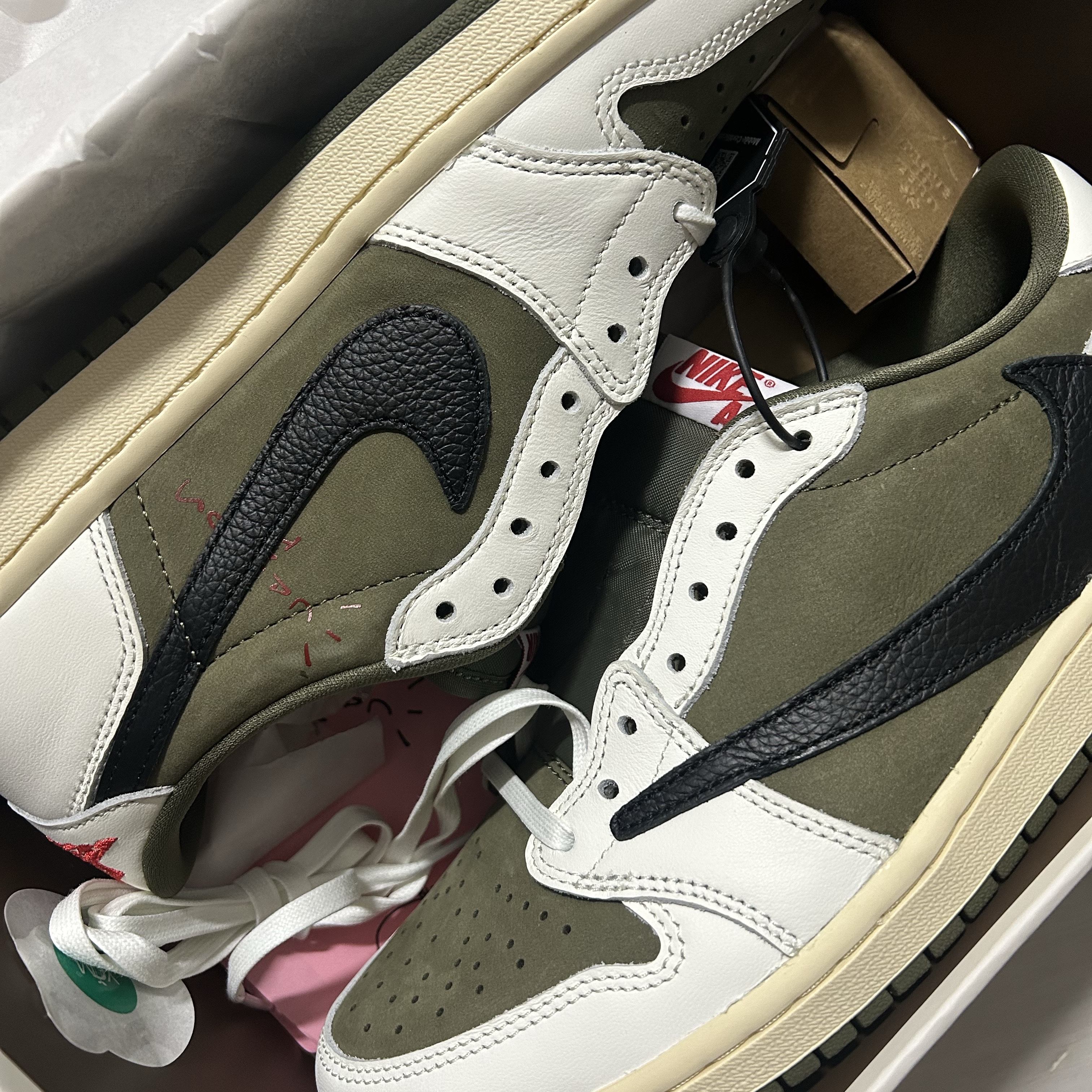 Jordan 1 x Travis Scott Retro Low OG SP Reverse Olive 착용 스타일