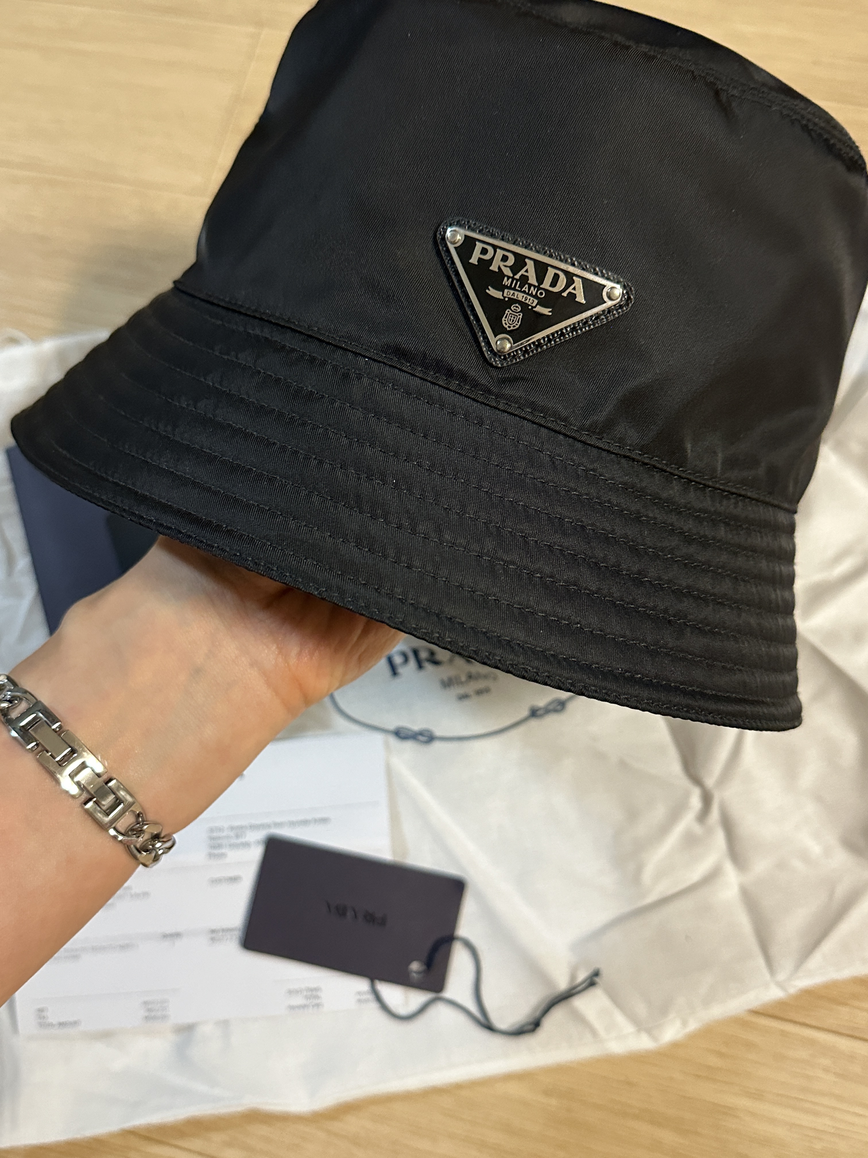 (W) Prada Re-Nylon Bucket Hat Black 착용 스타일