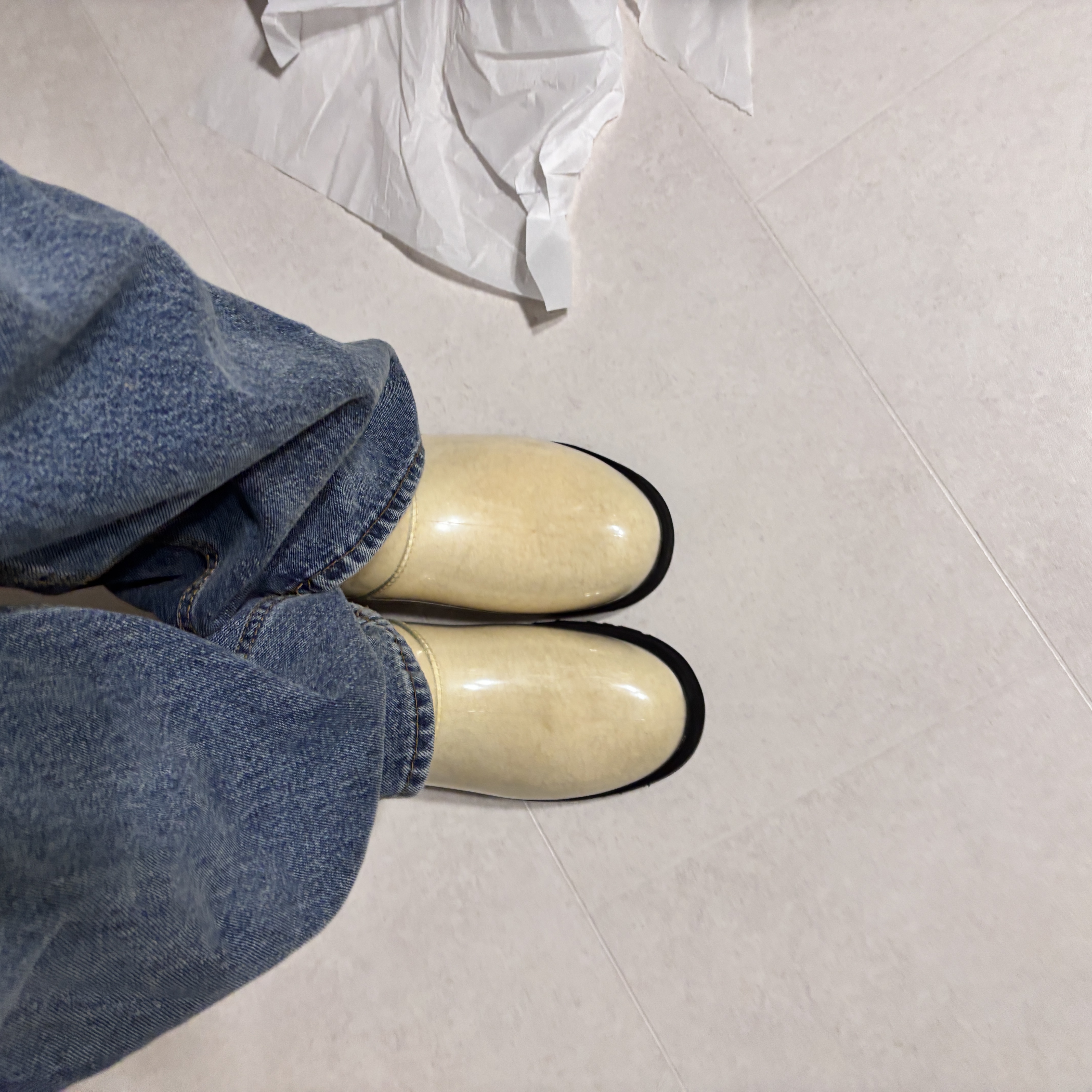 (W) UGG Classic Clear Mini Boots Natural Black 착용 스타일 - 3