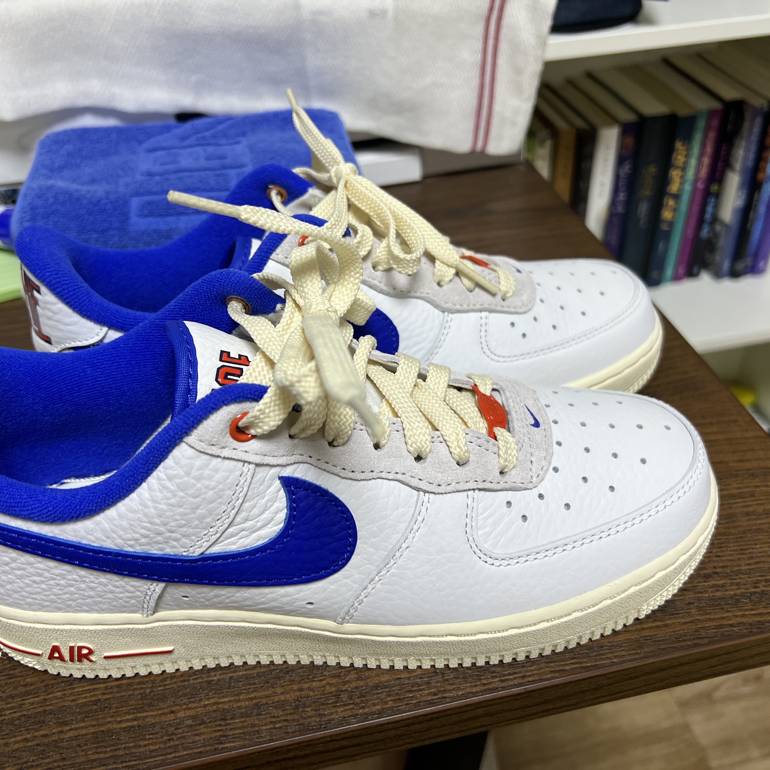 (W) Nike Air Force 1 '07 LX University Blue and Summit White 착용 스타일