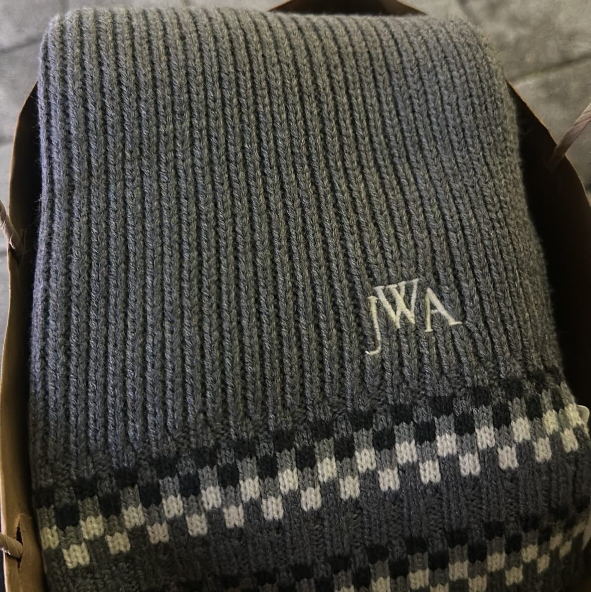 Uniqlo x JW Anderson Heattech Scarf Pattern Gray 착용 스타일