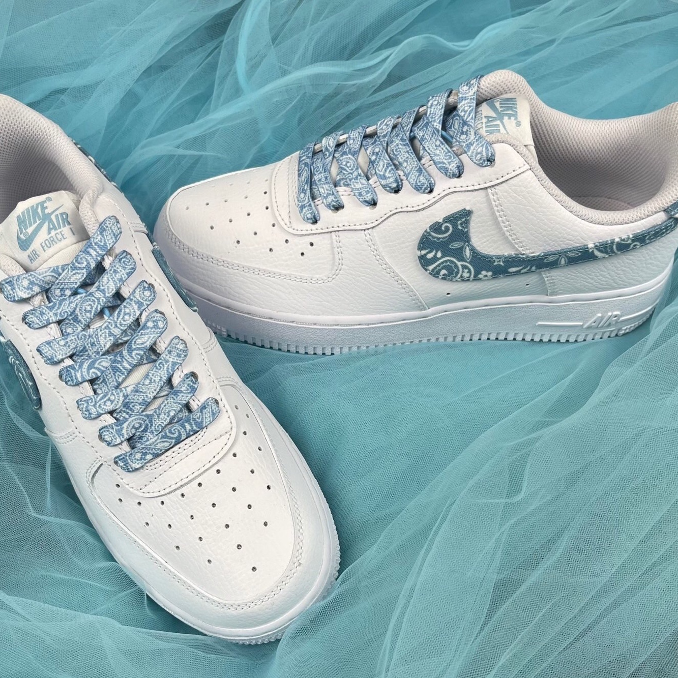 (W) Nike Air Force 1 '07 Essential Paisley Swoosh White Worn Blue 착용 스타일 - 2