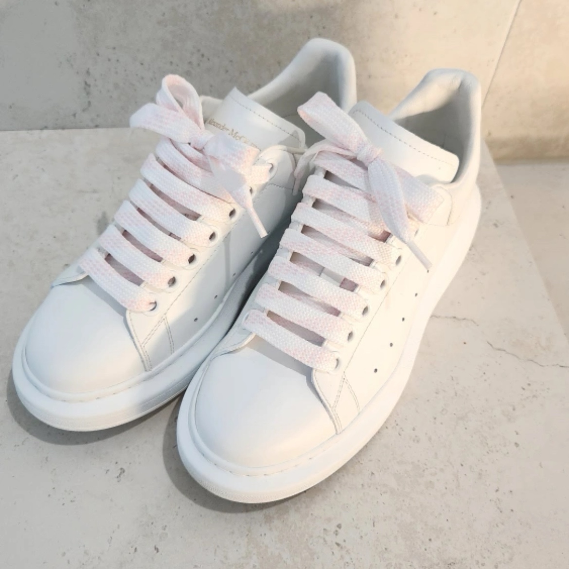 Alexander McQueen Oversized Sneakers White 착용 스타일