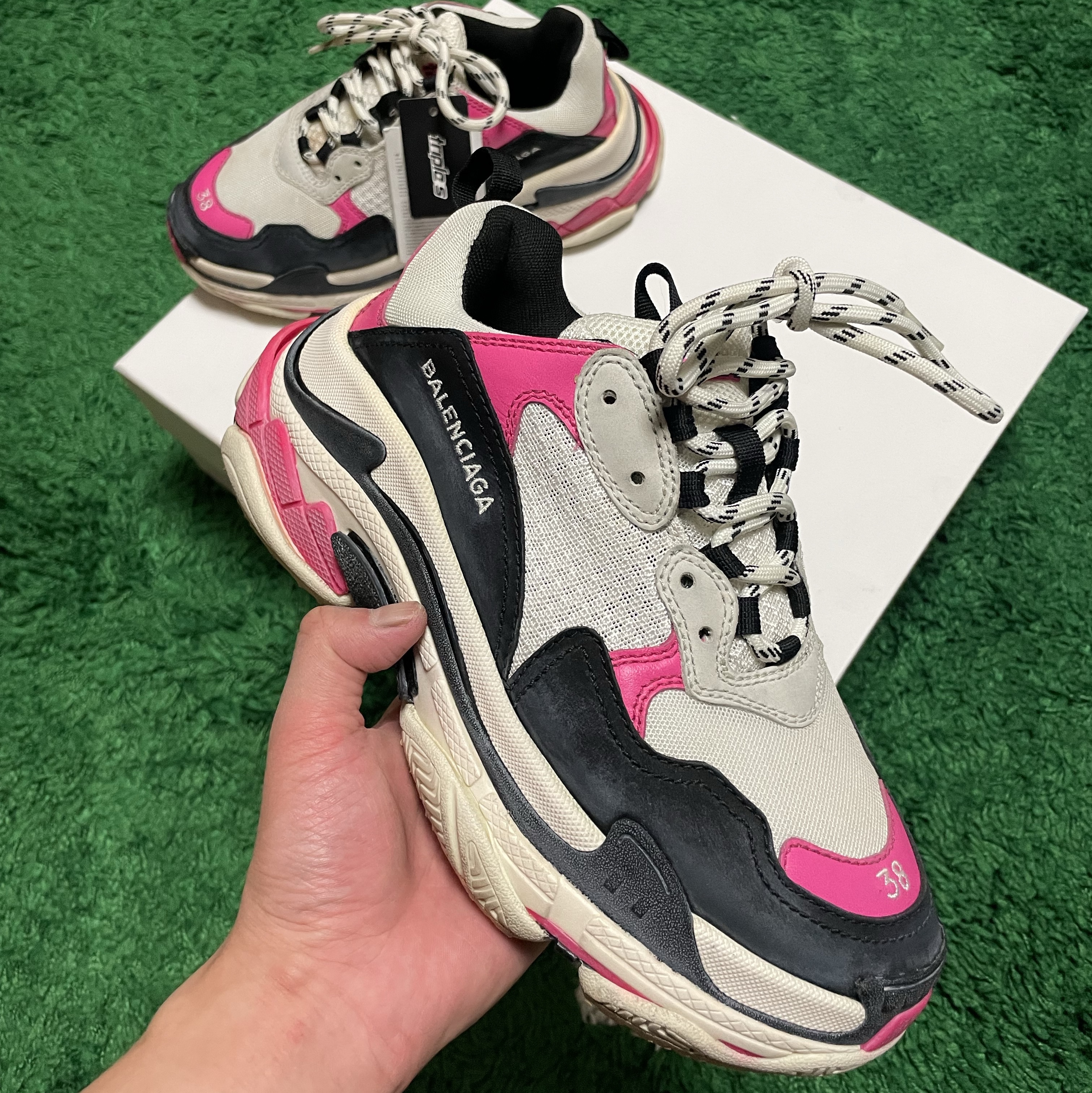(W) Balenciaga Triple S Trainer Neon Pink 착용 스타일