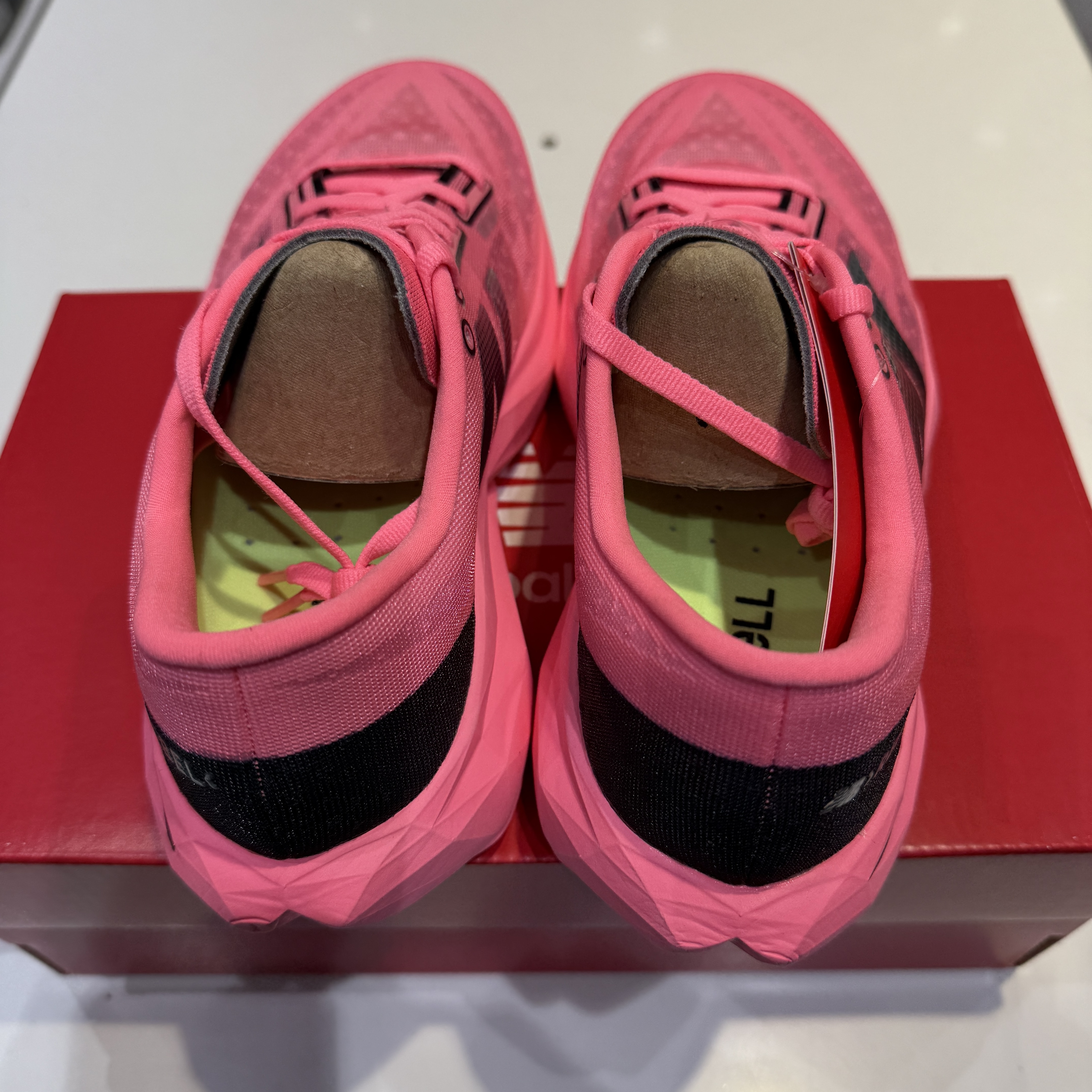 New Balance Fuelcell Rebel v4 Ultra Pink Black - D Standard 착용 스타일 - 3