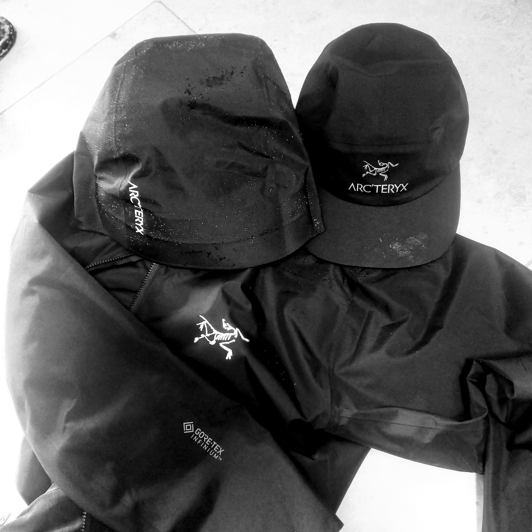 Arc'teryx Solano Hoody Black, Arc'teryx Gore 5 Panel Cap Black 착용 스타일 - 1