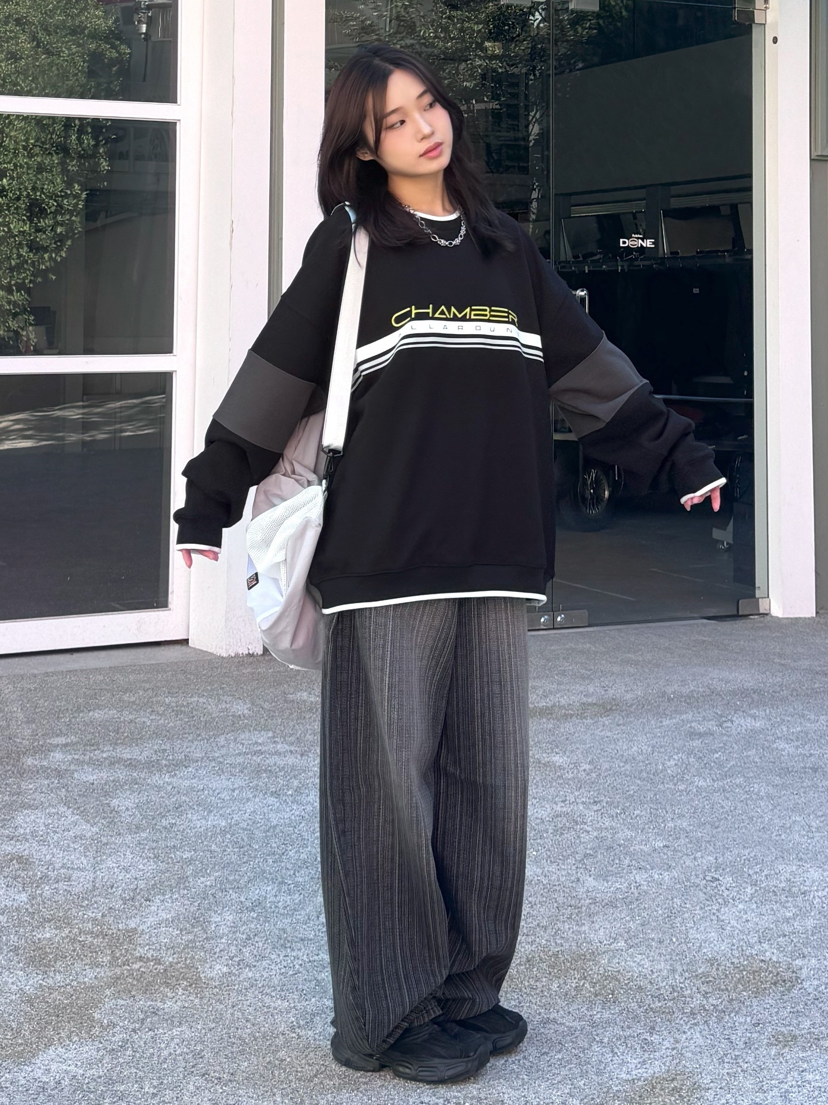 SPORT CHAMBER SC Block Sweatshirt Black, SPORT CHAMBER SC Melting Bag White 착용 스타일 - 2