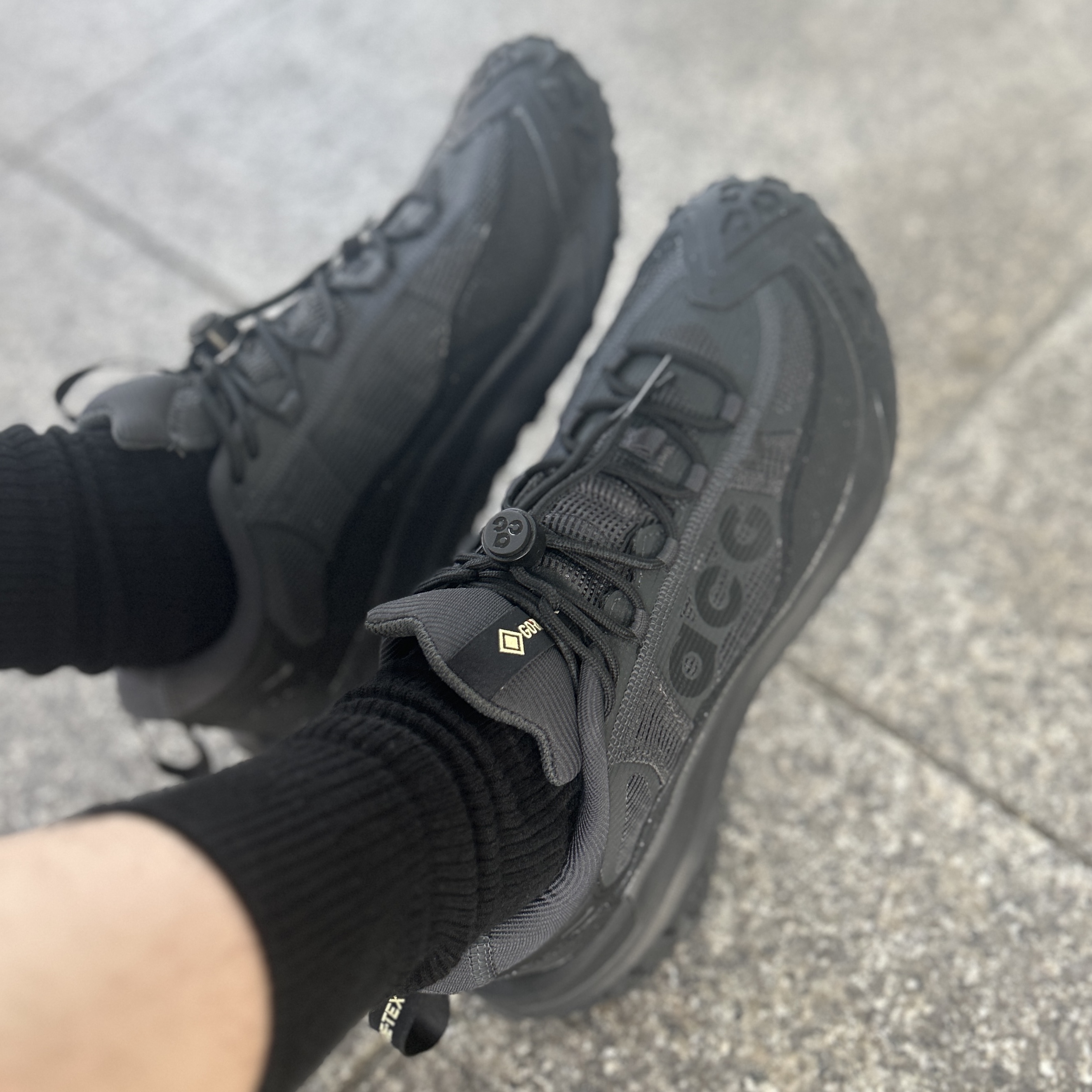 Nike ACG Mountain Fly 2 Low Gore-Tex Black and Dark Smoke Grey, ETCE Prototype Pouch Keyring Black 착용 스타일 - 3