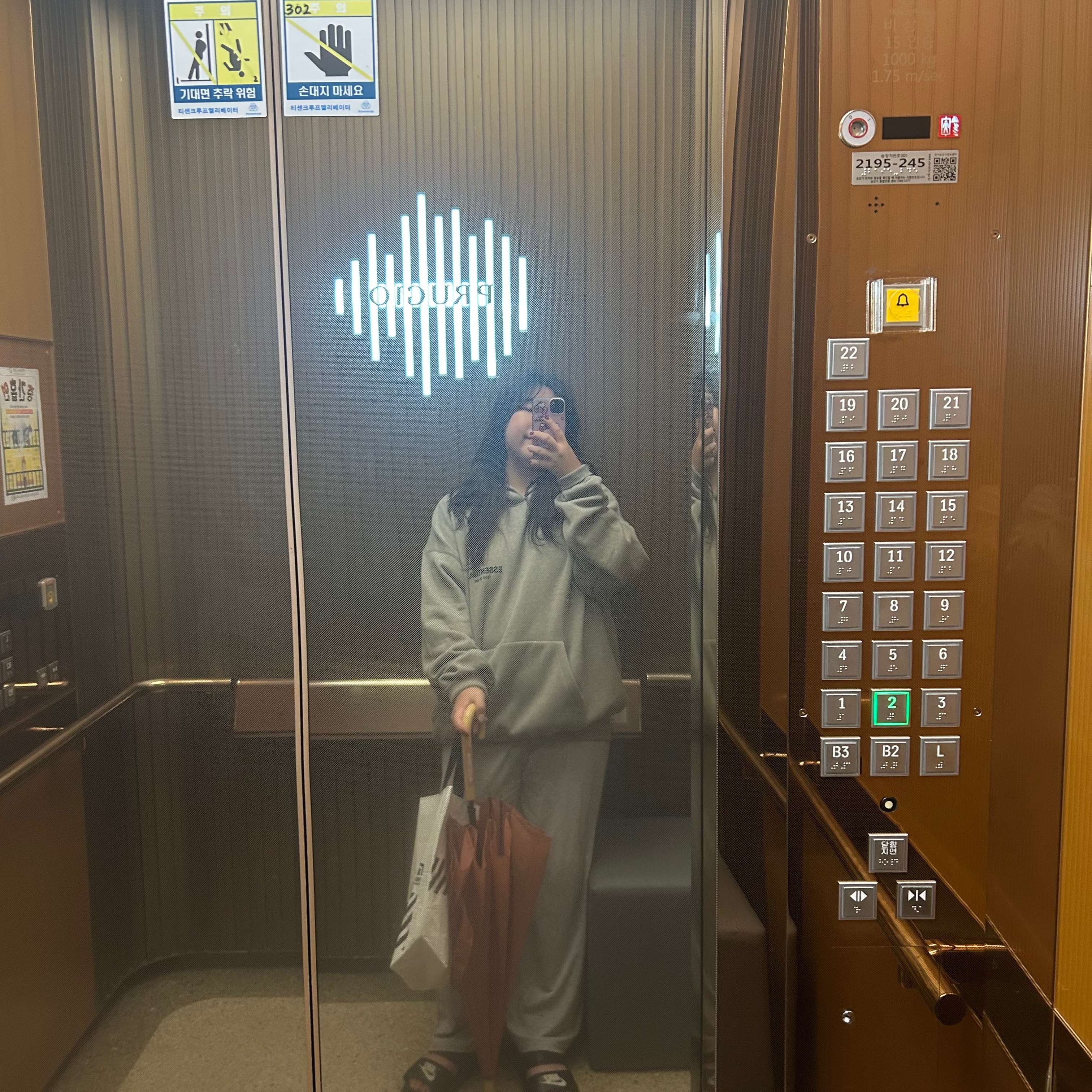 Essentials The Core Collection Hoodie Dark Oatmeal 착용 스타일 - 2
