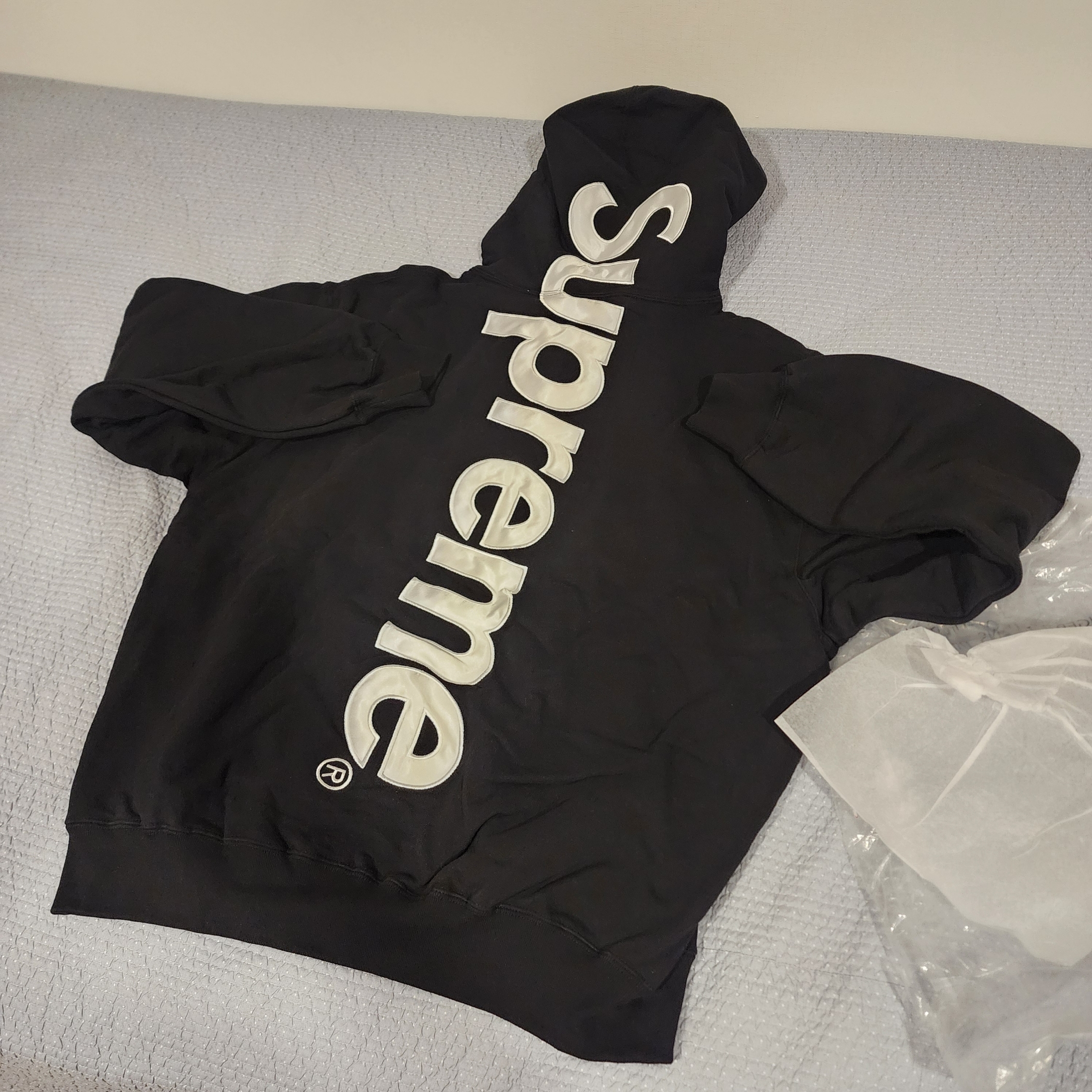 Supreme Satin Applique Hooded Sweatshirt Black - 24FW 착용 스타일 - 2