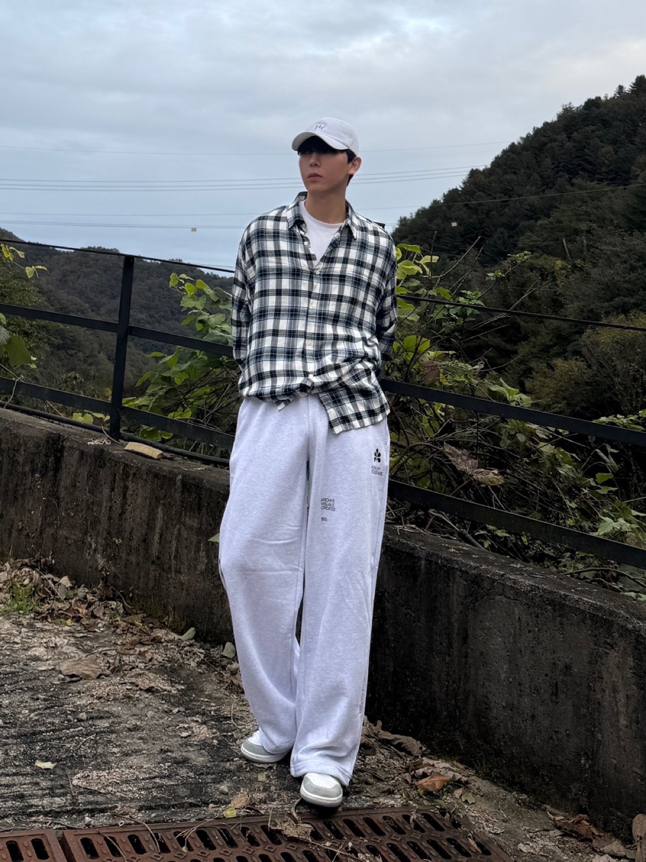 (W) Jordan 1 Low White Wolf Grey 착용 스타일 - 2