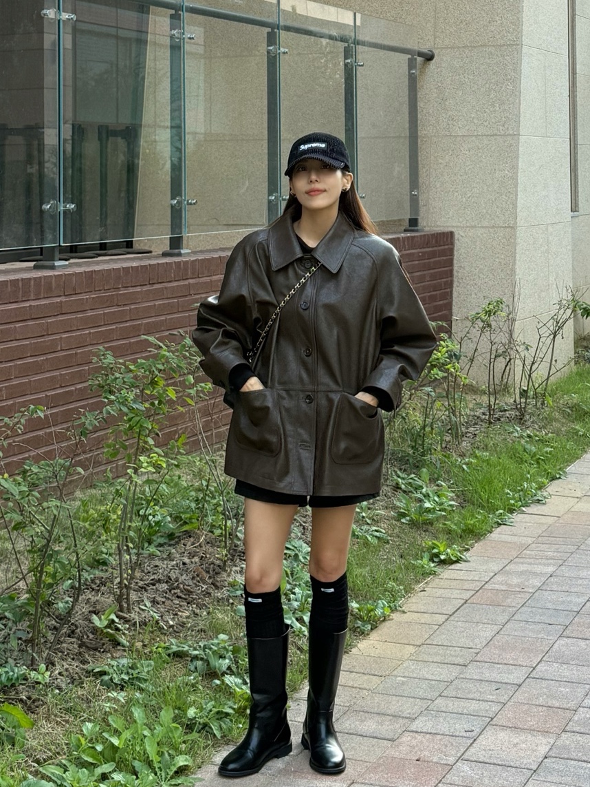 Supreme 2-Tone Corduroy Camp Cap Black - 23SS, Chanel Medium Classic Handbag Grained Calfskin & Gold Black 착용 스타일 - 1