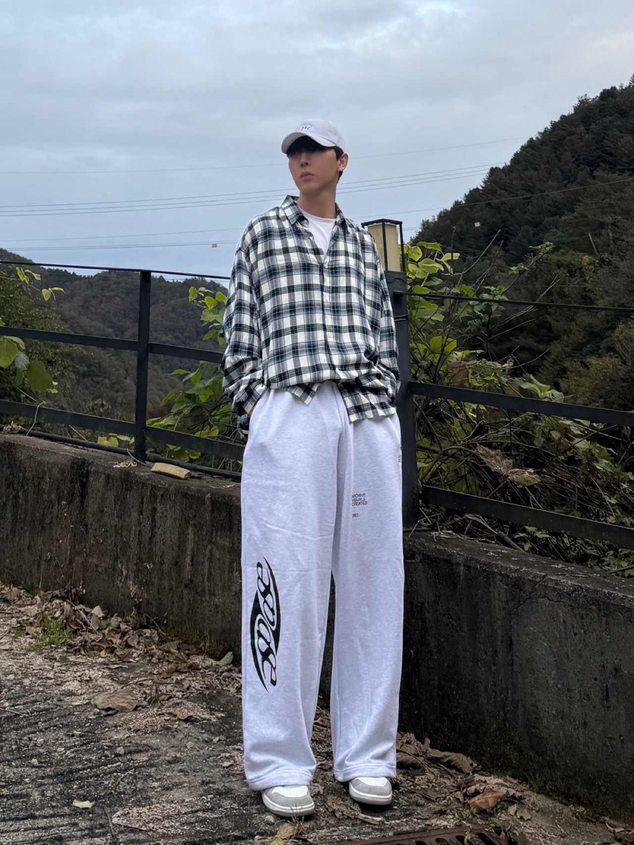 (W) Jordan 1 Low White Wolf Grey 착용 스타일 - 1