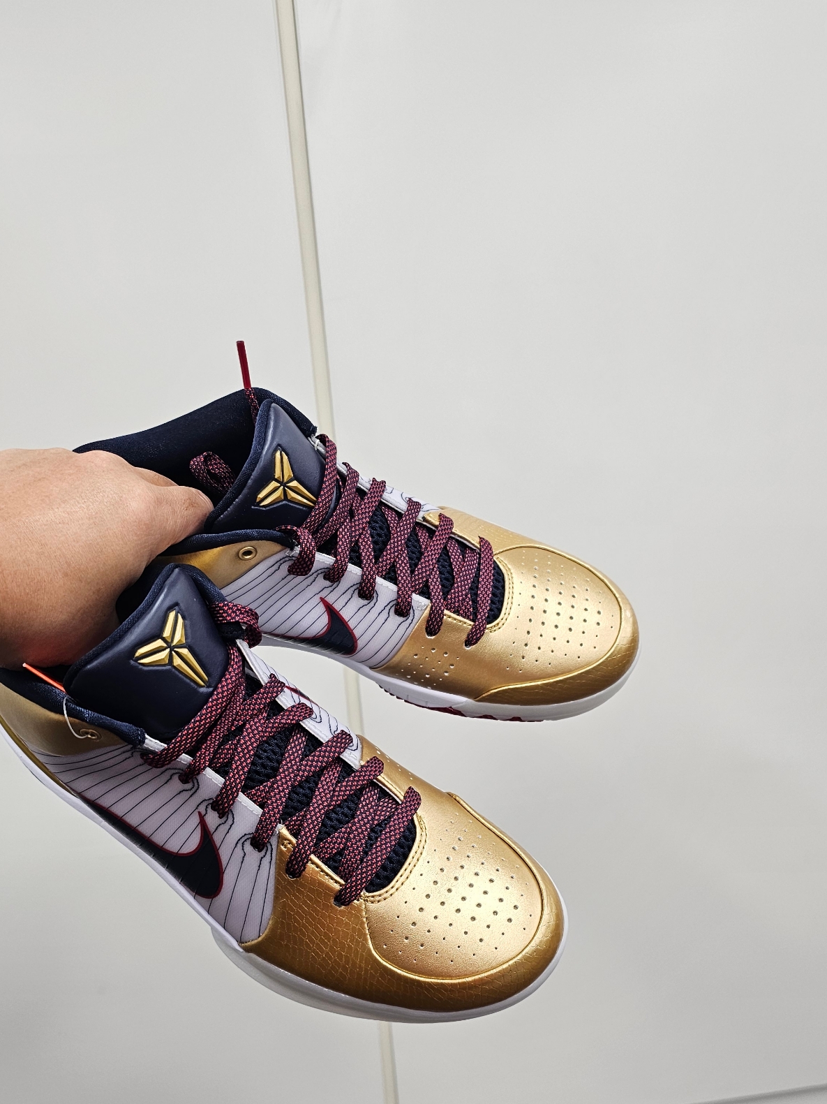 Nike Kobe 4 Protro Metallic Gold and Dark Obsidian 착용 스타일