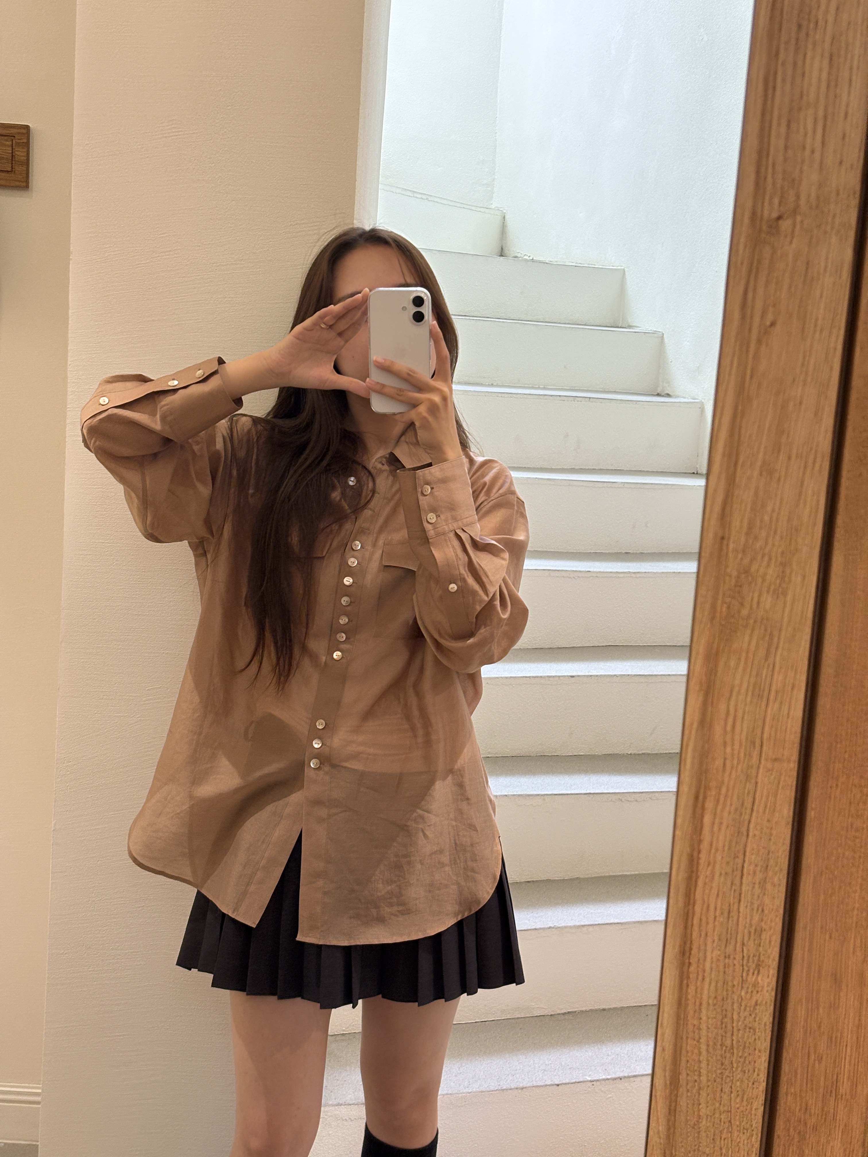 FARVEN Peanut Button Blouse Ivory, Lemaire Small Croissant Bag Soft Nappa Leather Dark Chocolate 착용 스타일 - 1