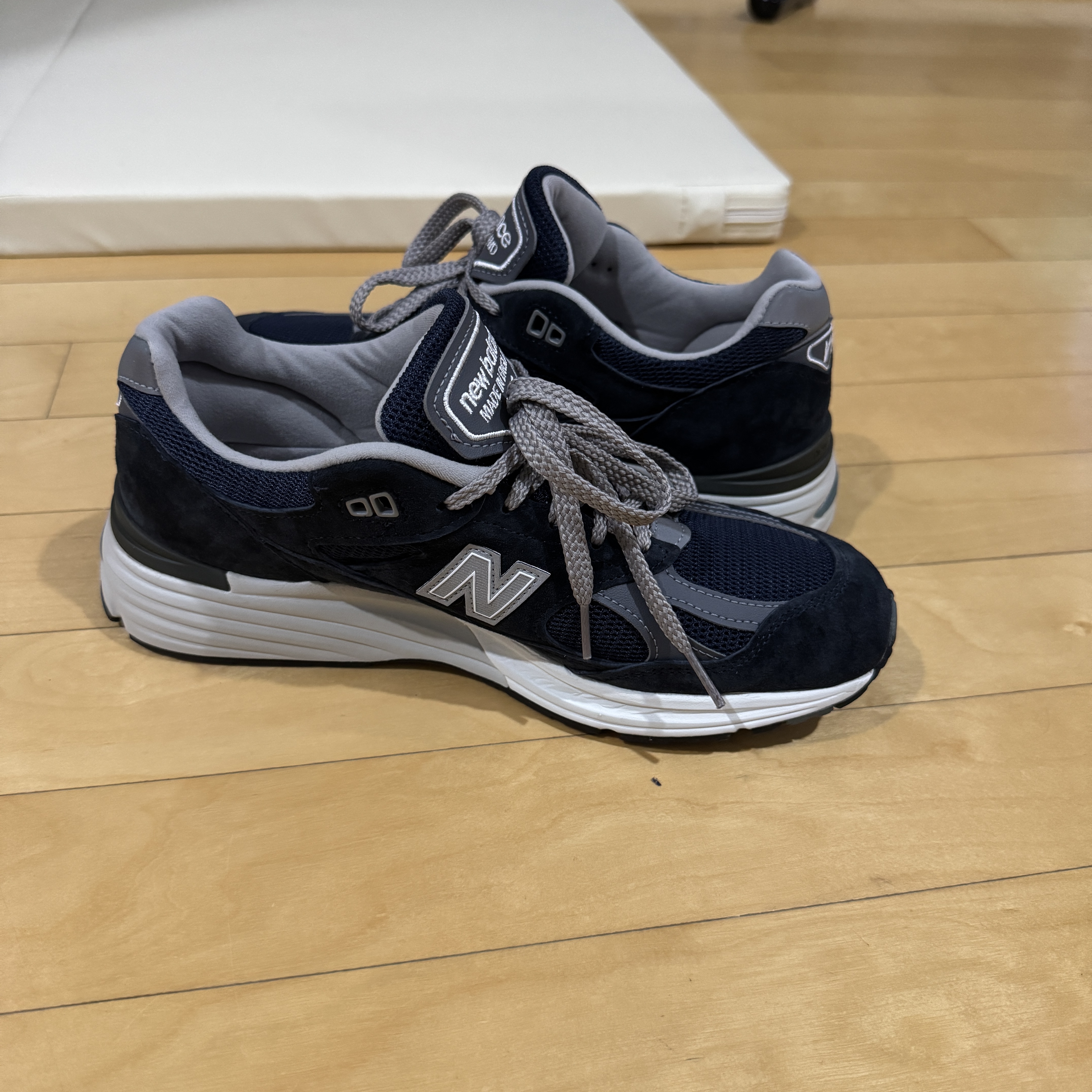 New Balance 991v2 Made in UK Dark Navy Smoked Pearl 착용 스타일 - 2