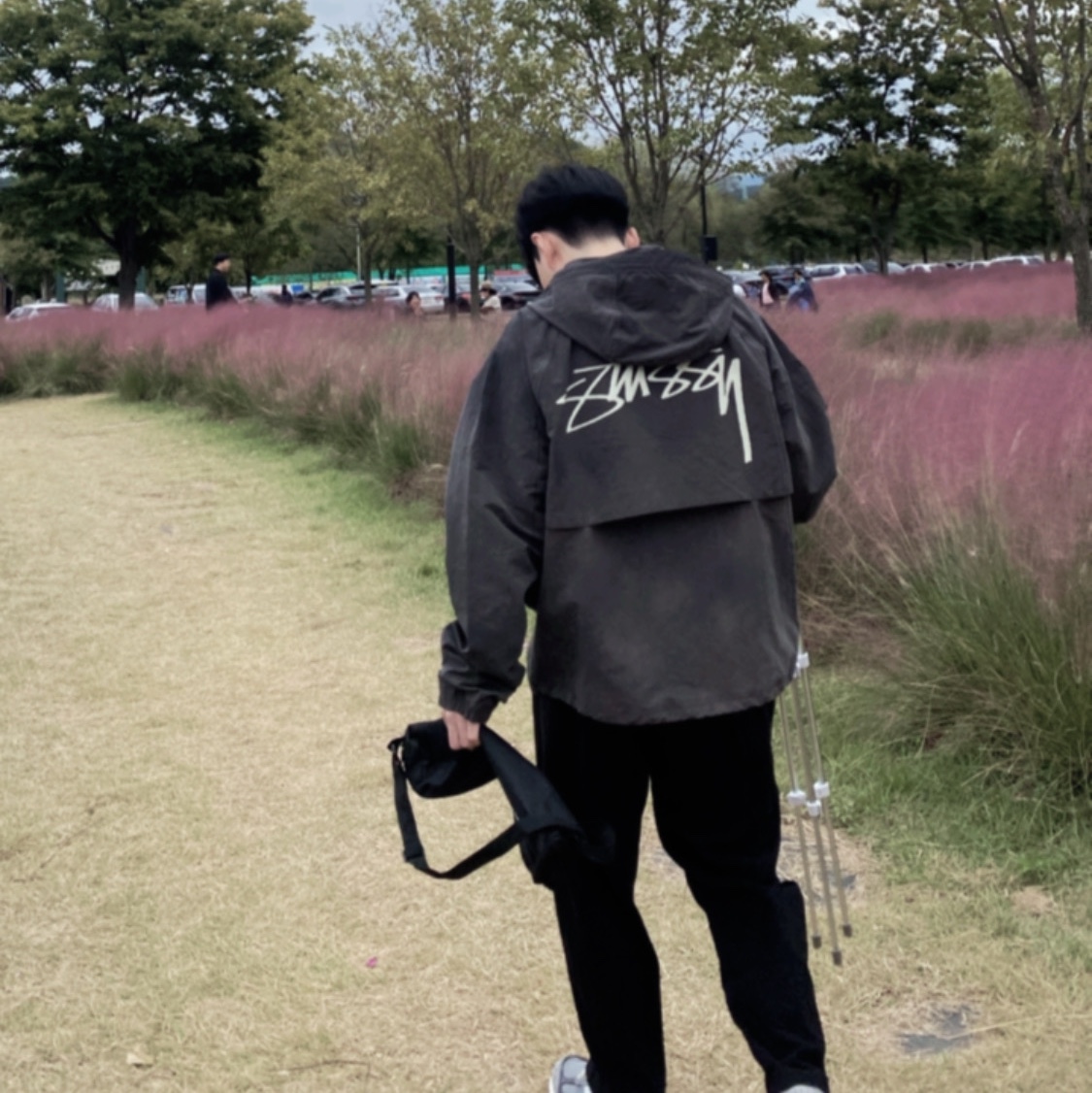Stussy Wave Dye Beach Shell Jacket Black, New Balance 2002R Premium Vintage Grey 착용 스타일