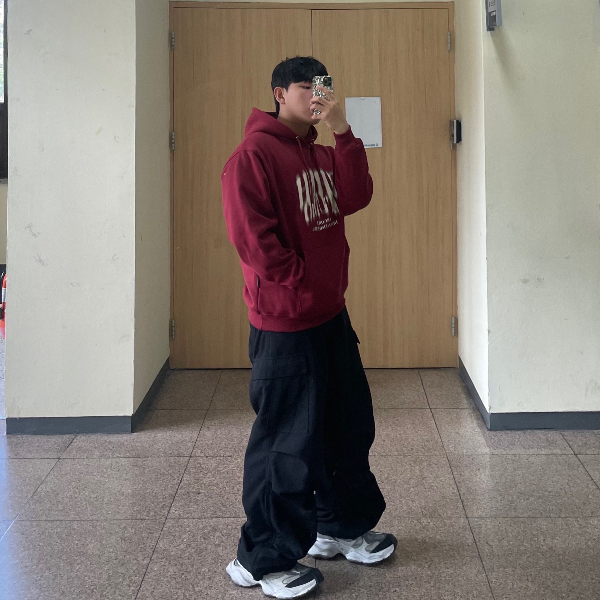Nonnod Side Zip Cargo Pants Black, Balenciaga Cargo Sneakers White Grey 착용 스타일 - 1