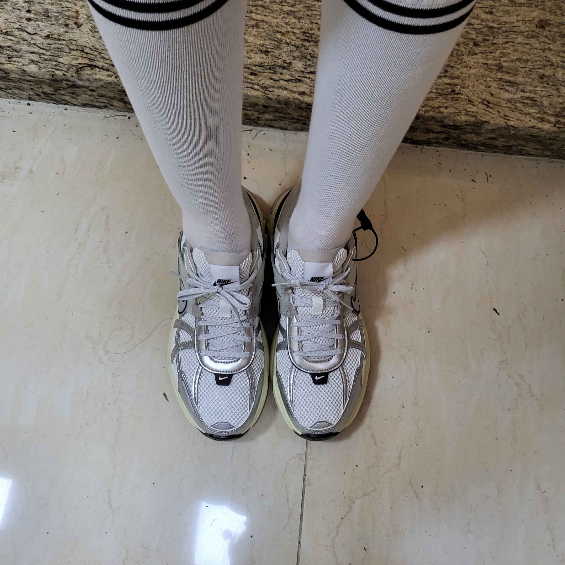 Nike V2K Run Summit White Metallic Silver 착용 스타일 - 1