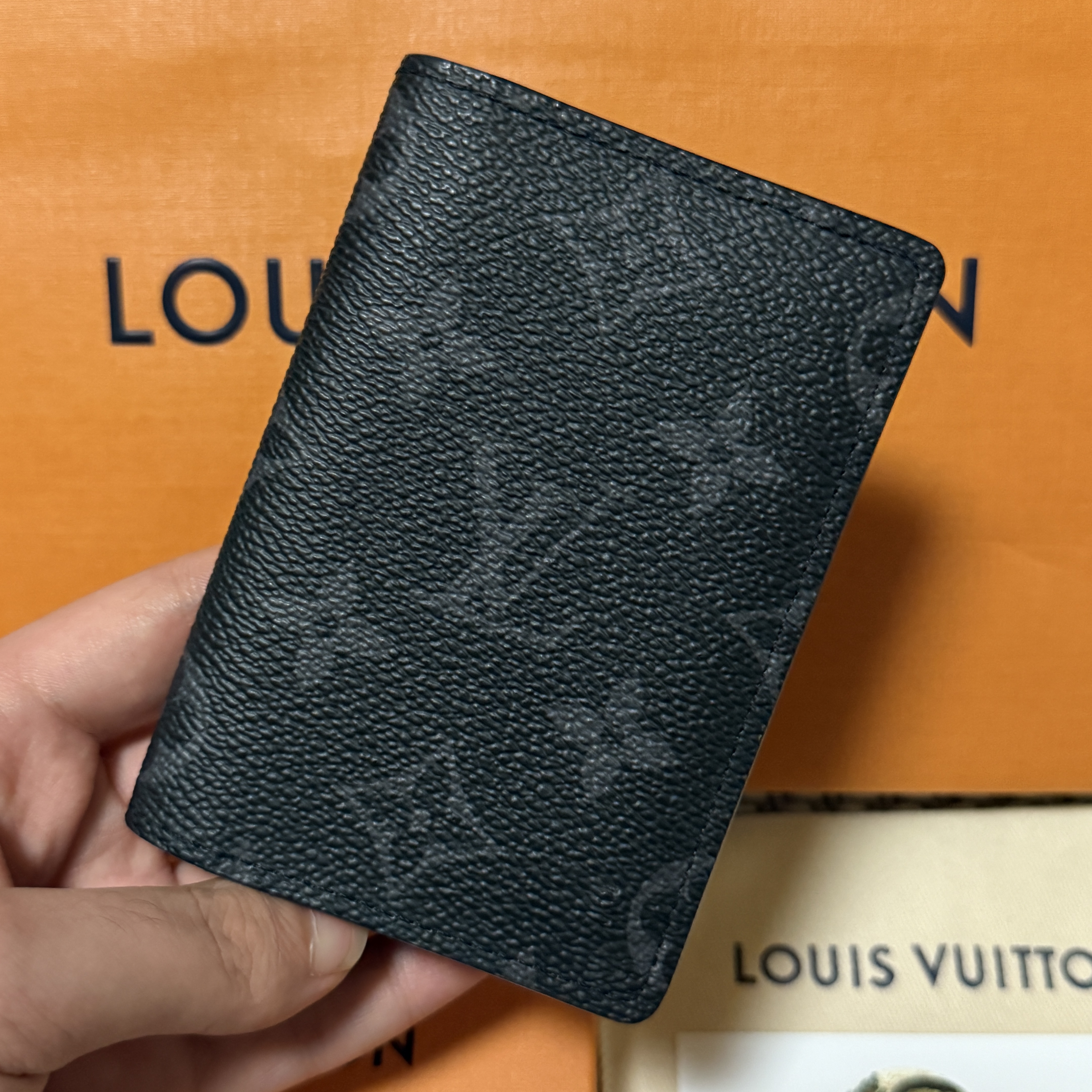 Louis Vuitton Pocket Organizer Monogram Eclipse 착용 스타일