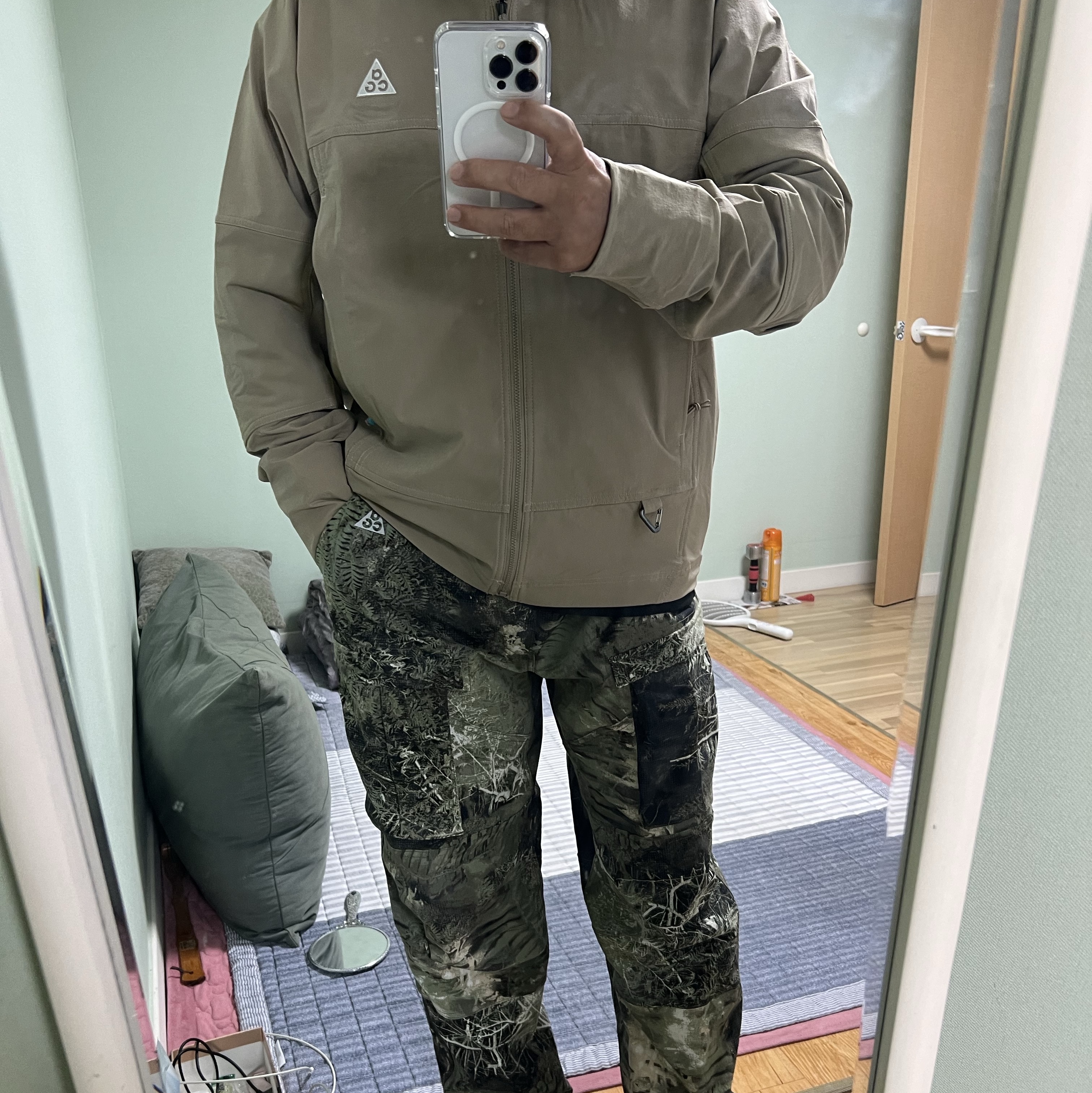 Nike ACG Smith Summit Allover Print Cargo Pants Oil Green - Asia, Nike ACG Sun Farer Jacket Khaki Summit White - Asia 착용 스타일