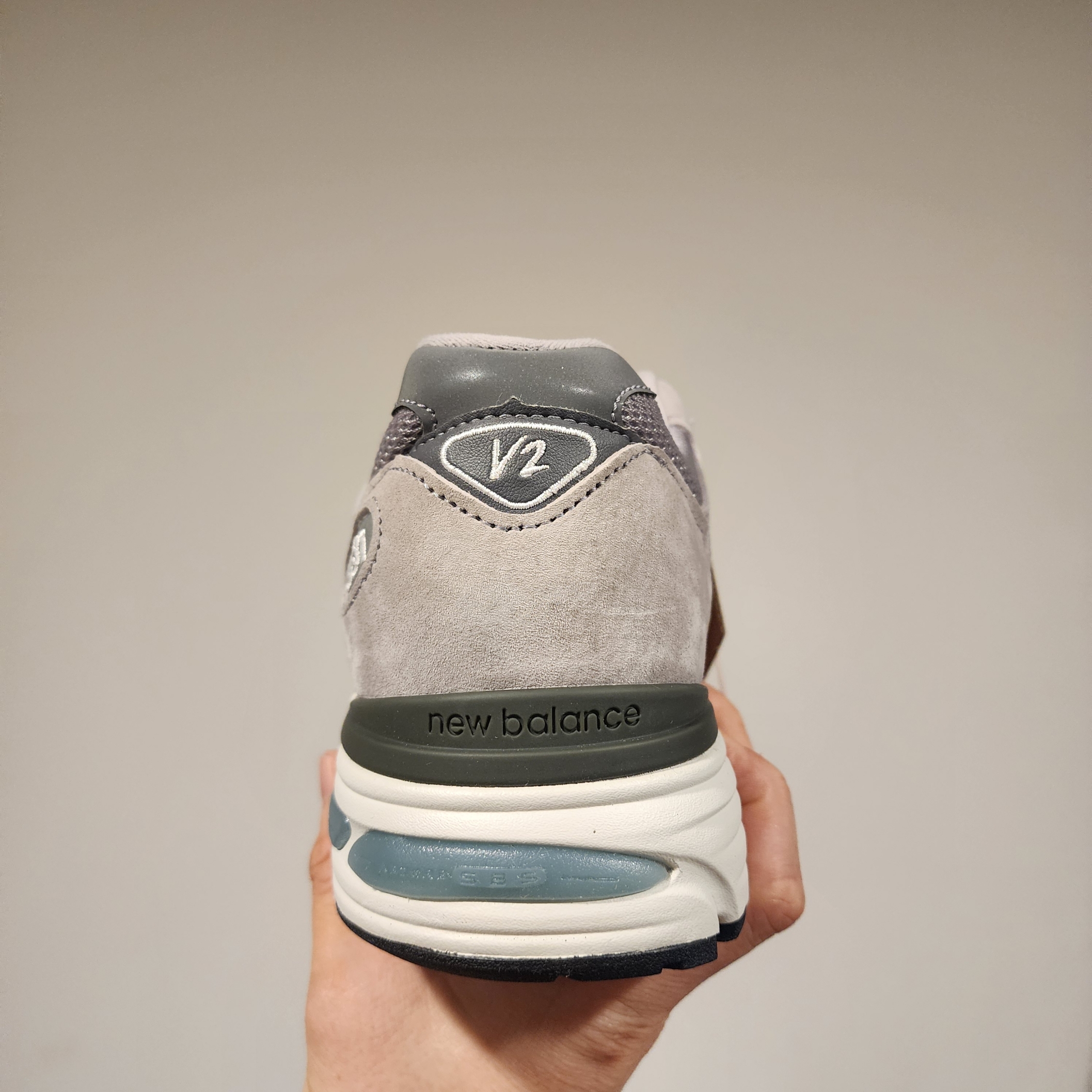 New Balance 991v2 Made in UK Rock Ridge Alloy Silver 착용 스타일 - 3