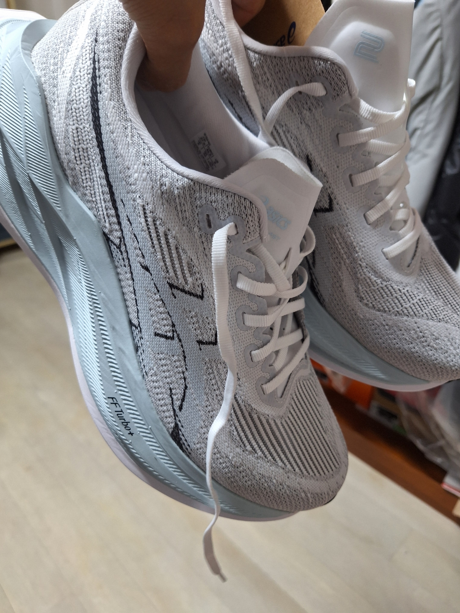 Asics Superblast 2 White Cool Grey 착용 스타일