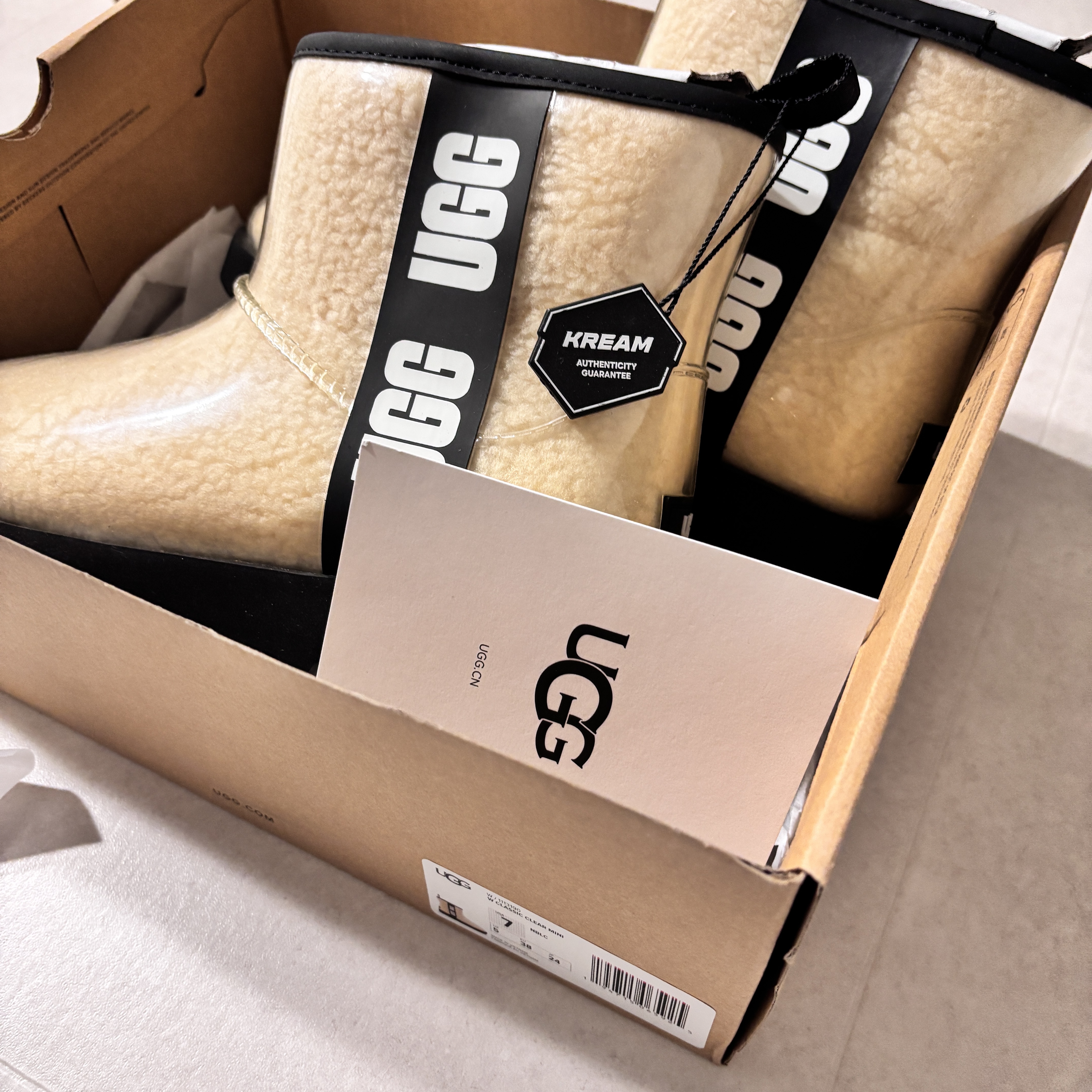 (W) UGG Classic Clear Mini Boots Natural Black 착용 스타일 - 7