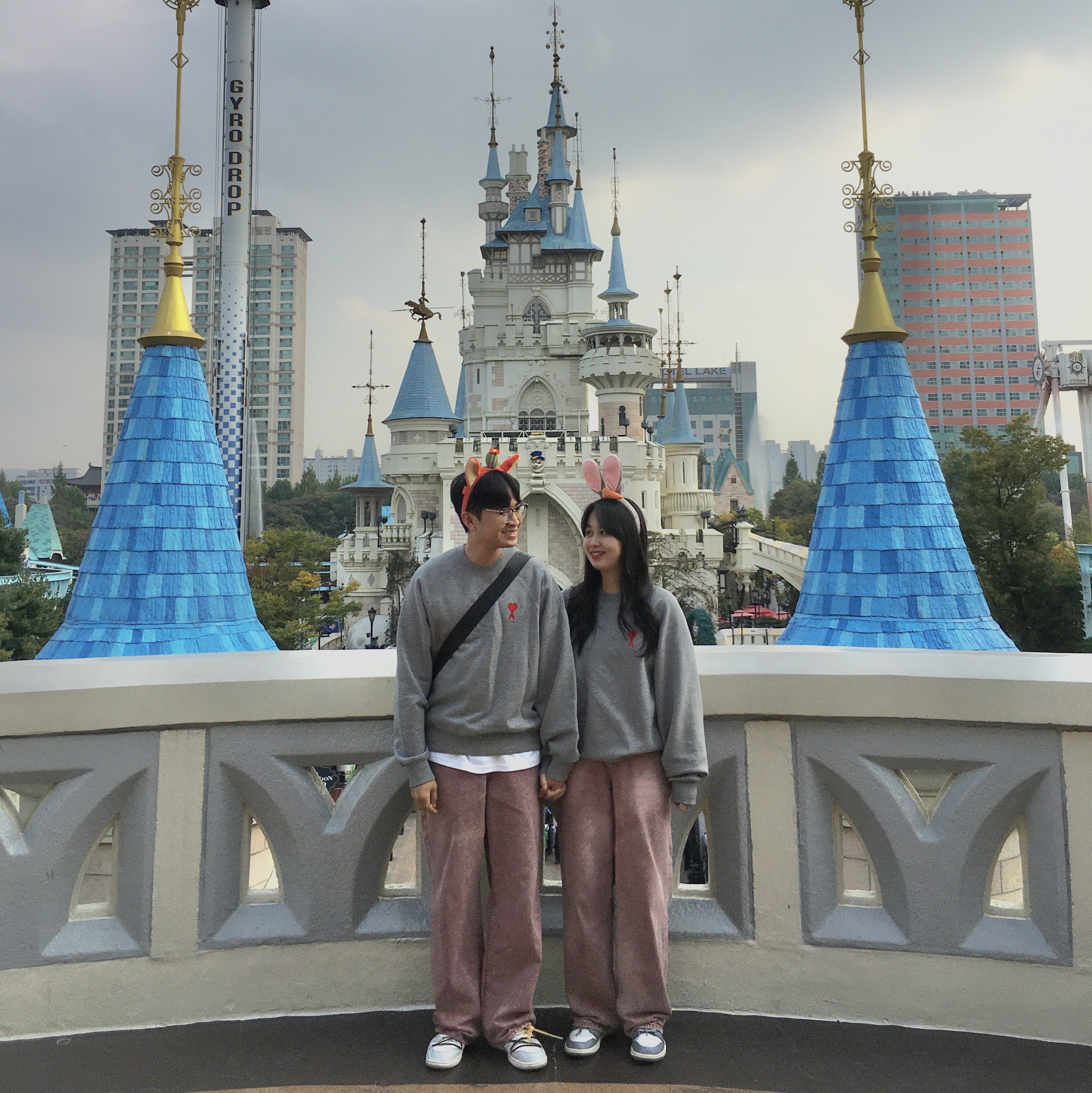 AMI de Coeur Sweatshirt Grey, Nike x Off-White Dunk Low The 50 - Lot 46 착용 스타일 - 1