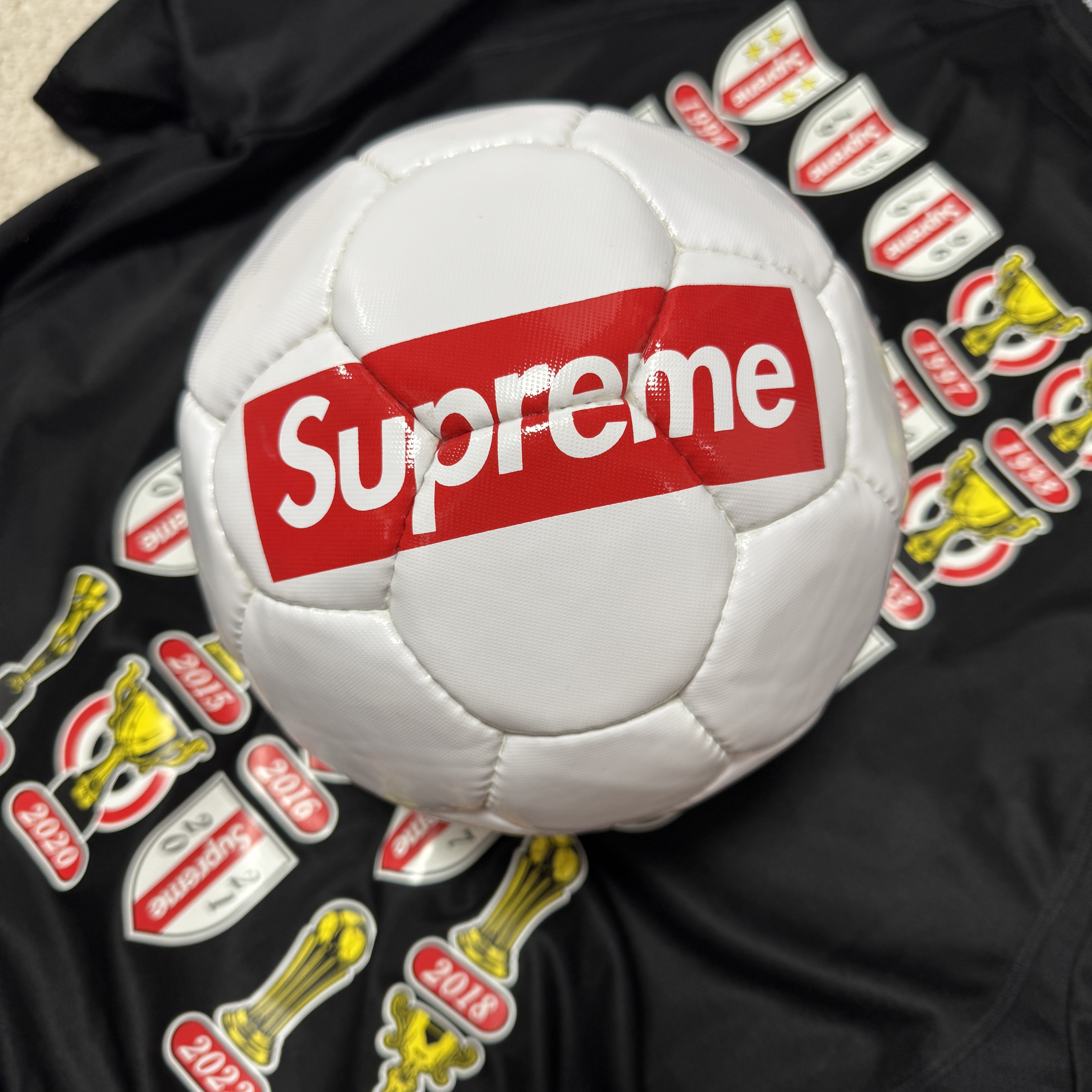 Supreme Jacquard Soccer Jersey Black - 24SS, Supreme x Umbro Soccer Ball White - 22SS 착용 스타일
